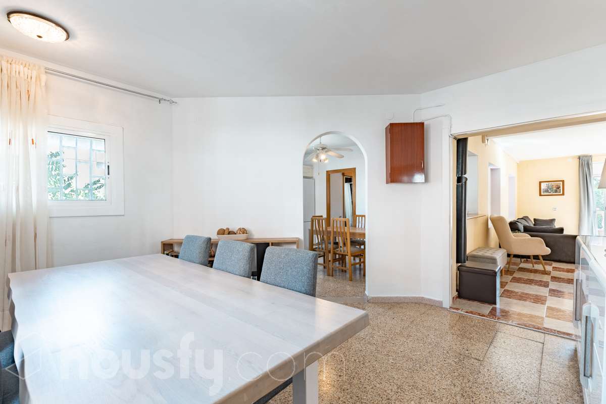 Housfy vende este amplio piso en Segur de Calafell, una vivienda que destaca por su amplitud, su distribución versátil y sus agradables espacios exteriores, ideal para quienes buscan comodidad y espacio para toda la familia. Con 120 m² útiles, la vivienda ofrece una distribución que incluye un salón-comedor, cocina equipada, 6 dormitorios y 3 baños. Destacan especialmente sus tres suites con baño privado, que aportan un extra de privacidad y comodidad, así como la posibilidad de disponer de espacios adicionales para teletrabajar, recibir invitados o adaptarlos a las necesidades de cada familia. En el exterior, la propiedad cuenta con un balcón con vistas al mar, una amplia terraza con zona de barbacoa, perfecta para disfrutar de comidas al aire libre y reuniones con familiares y amigos, y un patio ajardinado que ofrece un agradable espacio para relajarse. Además, la vivienda permite disfrutar de las zonas comunitarias, que incluyen piscina y jardín. Para completar sus prestaciones, dispone de dos plazas de garaje y un trastero de gran capacidad, ideales para ganar comodidad y espacio de almacenamiento. El inmueble cuenta con cédula de habitabilidad y reúne características muy atractivas para quienes buscan una vivienda espaciosa, con vistas al mar y diferentes ambientes para disfrutar tanto del interior como del exterior. Contacta con Housfy para obtener más información y concertar una visita. ¡Descubre todo lo que esta vivienda puede ofrecerte! Zona y entorno Respecto a la ubicación, se sitúa en Segur de Calafell, municipio de Tarragona. Esta propiedad se encuentra cerca de transporte público, colegios, supermercados y farmacias. Aviso legal El precio de venta no incluye gastos de la compraventa como notaría, registro, impuestos, ni tampoco honorarios agencia. Esta publicación no es vinculante. Consulta siempre la nota simple con Housfy antes de formalizar la compraventa. Sobre nosotros Housfy es la plataforma integral de servicios inmobiliarios. Nuestra combinación de expertos y tecnología pone al alcance de todo el mundo servicios cómodos, claros y seguros. AICAT número: 7922. Nos encargamos de la gestión y asesoramiento de la compra. ¡Olvídate de todo! Hacemos los trámites por ti. Y, si además necesitas financiación, ponemos a tu disposición un bróker hipotecario para ayudarte a conseguir las mejores condiciones para tu perfil económico. ¿Quieres visitarla? Contacta con Housfy y agenda tu visita sin compromiso. Más información en: housfy.com En cumplimiento de la Ley 8/2026 en Cataluña, el certificado de presencia o ausencia de amianto se encuentra en proceso de tramitación.-12