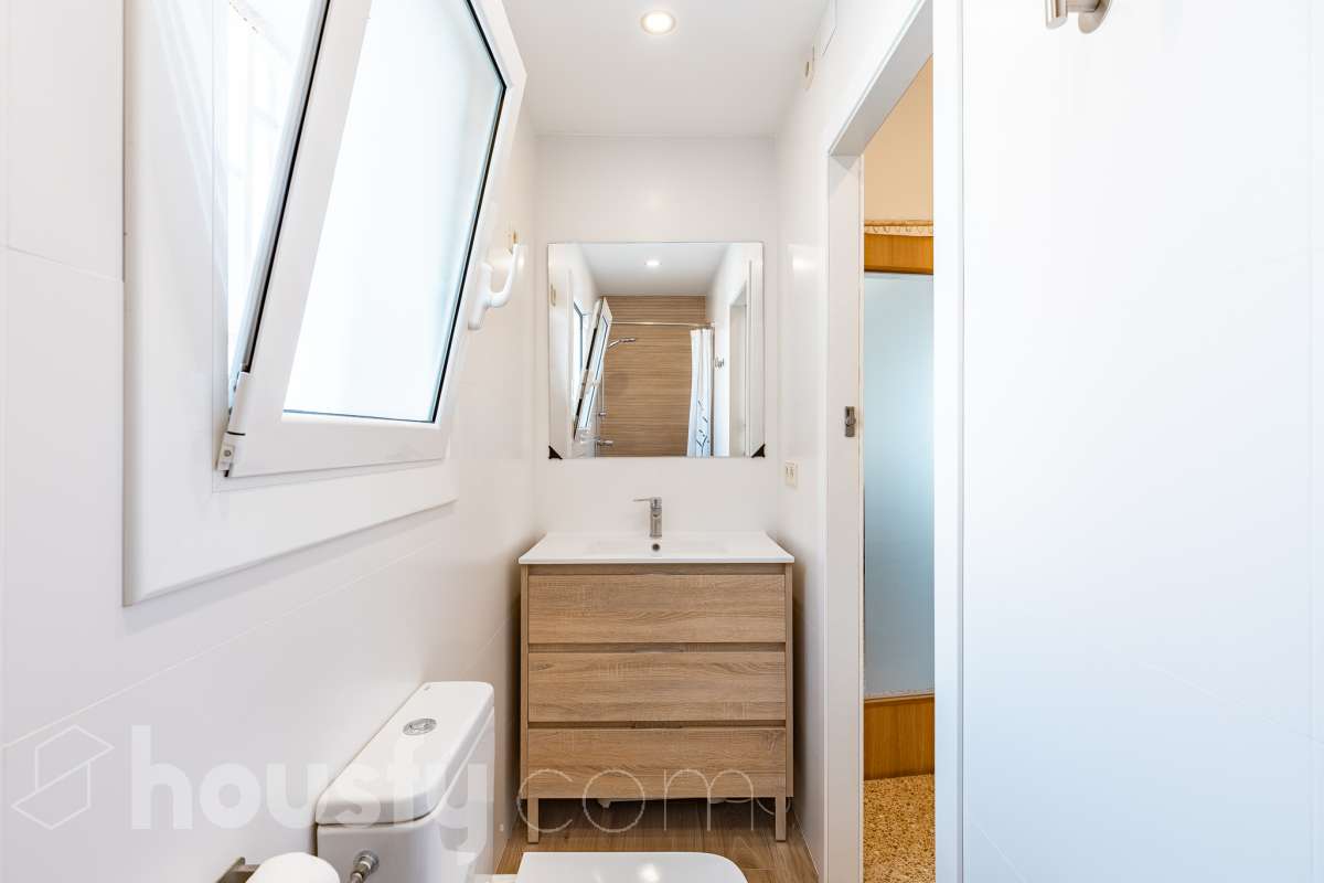 Housfy vende este amplio piso en Segur de Calafell, una vivienda que destaca por su amplitud, su distribución versátil y sus agradables espacios exteriores, ideal para quienes buscan comodidad y espacio para toda la familia. Con 120 m² útiles, la vivienda ofrece una distribución que incluye un salón-comedor, cocina equipada, 6 dormitorios y 3 baños. Destacan especialmente sus tres suites con baño privado, que aportan un extra de privacidad y comodidad, así como la posibilidad de disponer de espacios adicionales para teletrabajar, recibir invitados o adaptarlos a las necesidades de cada familia. En el exterior, la propiedad cuenta con un balcón con vistas al mar, una amplia terraza con zona de barbacoa, perfecta para disfrutar de comidas al aire libre y reuniones con familiares y amigos, y un patio ajardinado que ofrece un agradable espacio para relajarse. Además, la vivienda permite disfrutar de las zonas comunitarias, que incluyen piscina y jardín. Para completar sus prestaciones, dispone de dos plazas de garaje y un trastero de gran capacidad, ideales para ganar comodidad y espacio de almacenamiento. El inmueble cuenta con cédula de habitabilidad y reúne características muy atractivas para quienes buscan una vivienda espaciosa, con vistas al mar y diferentes ambientes para disfrutar tanto del interior como del exterior. Contacta con Housfy para obtener más información y concertar una visita. ¡Descubre todo lo que esta vivienda puede ofrecerte! Zona y entorno Respecto a la ubicación, se sitúa en Segur de Calafell, municipio de Tarragona. Esta propiedad se encuentra cerca de transporte público, colegios, supermercados y farmacias. Aviso legal El precio de venta no incluye gastos de la compraventa como notaría, registro, impuestos, ni tampoco honorarios agencia. Esta publicación no es vinculante. Consulta siempre la nota simple con Housfy antes de formalizar la compraventa. Sobre nosotros Housfy es la plataforma integral de servicios inmobiliarios. Nuestra combinación de expertos y tecnología pone al alcance de todo el mundo servicios cómodos, claros y seguros. AICAT número: 7922. Nos encargamos de la gestión y asesoramiento de la compra. ¡Olvídate de todo! Hacemos los trámites por ti. Y, si además necesitas financiación, ponemos a tu disposición un bróker hipotecario para ayudarte a conseguir las mejores condiciones para tu perfil económico. ¿Quieres visitarla? Contacta con Housfy y agenda tu visita sin compromiso. Más información en: housfy.com En cumplimiento de la Ley 8/2026 en Cataluña, el certificado de presencia o ausencia de amianto se encuentra en proceso de tramitación.-31