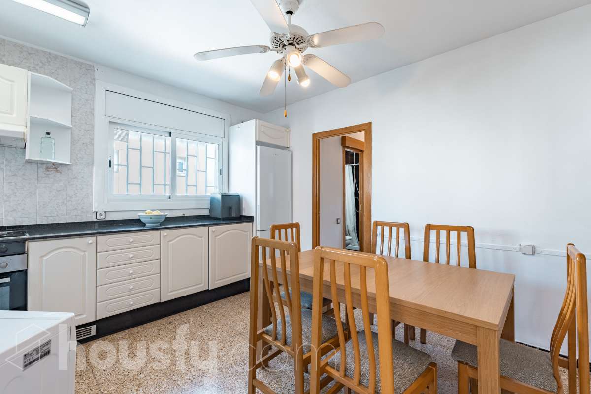 Housfy vende este amplio piso en Segur de Calafell, una vivienda que destaca por su amplitud, su distribución versátil y sus agradables espacios exteriores, ideal para quienes buscan comodidad y espacio para toda la familia. Con 120 m² útiles, la vivienda ofrece una distribución que incluye un salón-comedor, cocina equipada, 6 dormitorios y 3 baños. Destacan especialmente sus tres suites con baño privado, que aportan un extra de privacidad y comodidad, así como la posibilidad de disponer de espacios adicionales para teletrabajar, recibir invitados o adaptarlos a las necesidades de cada familia. En el exterior, la propiedad cuenta con un balcón con vistas al mar, una amplia terraza con zona de barbacoa, perfecta para disfrutar de comidas al aire libre y reuniones con familiares y amigos, y un patio ajardinado que ofrece un agradable espacio para relajarse. Además, la vivienda permite disfrutar de las zonas comunitarias, que incluyen piscina y jardín. Para completar sus prestaciones, dispone de dos plazas de garaje y un trastero de gran capacidad, ideales para ganar comodidad y espacio de almacenamiento. El inmueble cuenta con cédula de habitabilidad y reúne características muy atractivas para quienes buscan una vivienda espaciosa, con vistas al mar y diferentes ambientes para disfrutar tanto del interior como del exterior. Contacta con Housfy para obtener más información y concertar una visita. ¡Descubre todo lo que esta vivienda puede ofrecerte! Zona y entorno Respecto a la ubicación, se sitúa en Segur de Calafell, municipio de Tarragona. Esta propiedad se encuentra cerca de transporte público, colegios, supermercados y farmacias. Aviso legal El precio de venta no incluye gastos de la compraventa como notaría, registro, impuestos, ni tampoco honorarios agencia. Esta publicación no es vinculante. Consulta siempre la nota simple con Housfy antes de formalizar la compraventa. Sobre nosotros Housfy es la plataforma integral de servicios inmobiliarios. Nuestra combinación de expertos y tecnología pone al alcance de todo el mundo servicios cómodos, claros y seguros. AICAT número: 7922. Nos encargamos de la gestión y asesoramiento de la compra. ¡Olvídate de todo! Hacemos los trámites por ti. Y, si además necesitas financiación, ponemos a tu disposición un bróker hipotecario para ayudarte a conseguir las mejores condiciones para tu perfil económico. ¿Quieres visitarla? Contacta con Housfy y agenda tu visita sin compromiso. Más información en: housfy.com En cumplimiento de la Ley 8/2026 en Cataluña, el certificado de presencia o ausencia de amianto se encuentra en proceso de tramitación.-23