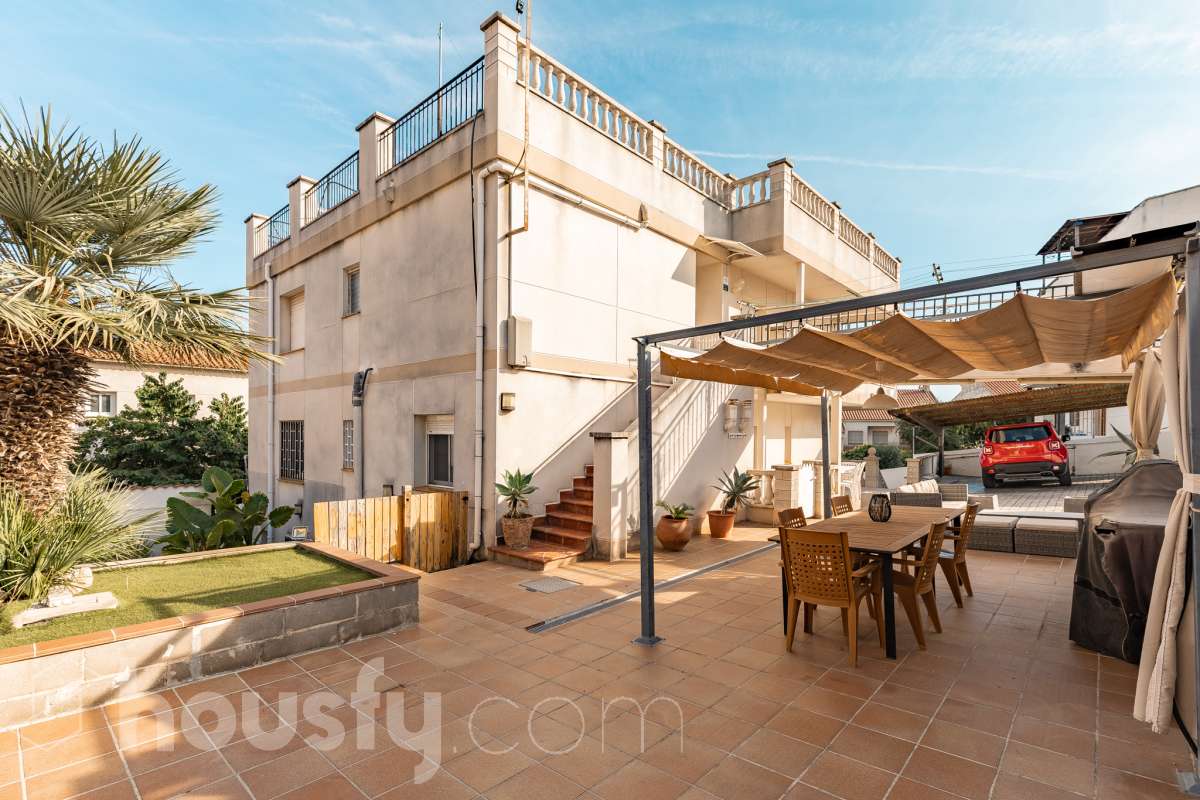 Housfy vende este amplio piso en Segur de Calafell, una vivienda que destaca por su amplitud, su distribución versátil y sus agradables espacios exteriores, ideal para quienes buscan comodidad y espacio para toda la familia. Con 120 m² útiles, la vivienda ofrece una distribución que incluye un salón-comedor, cocina equipada, 6 dormitorios y 3 baños. Destacan especialmente sus tres suites con baño privado, que aportan un extra de privacidad y comodidad, así como la posibilidad de disponer de espacios adicionales para teletrabajar, recibir invitados o adaptarlos a las necesidades de cada familia. En el exterior, la propiedad cuenta con un balcón con vistas al mar, una amplia terraza con zona de barbacoa, perfecta para disfrutar de comidas al aire libre y reuniones con familiares y amigos, y un patio ajardinado que ofrece un agradable espacio para relajarse. Además, la vivienda permite disfrutar de las zonas comunitarias, que incluyen piscina y jardín. Para completar sus prestaciones, dispone de dos plazas de garaje y un trastero de gran capacidad, ideales para ganar comodidad y espacio de almacenamiento. El inmueble cuenta con cédula de habitabilidad y reúne características muy atractivas para quienes buscan una vivienda espaciosa, con vistas al mar y diferentes ambientes para disfrutar tanto del interior como del exterior. Contacta con Housfy para obtener más información y concertar una visita. ¡Descubre todo lo que esta vivienda puede ofrecerte! Zona y entorno Respecto a la ubicación, se sitúa en Segur de Calafell, municipio de Tarragona. Esta propiedad se encuentra cerca de transporte público, colegios, supermercados y farmacias. Aviso legal El precio de venta no incluye gastos de la compraventa como notaría, registro, impuestos, ni tampoco honorarios agencia. Esta publicación no es vinculante. Consulta siempre la nota simple con Housfy antes de formalizar la compraventa. Sobre nosotros Housfy es la plataforma integral de servicios inmobiliarios. Nuestra combinación de expertos y tecnología pone al alcance de todo el mundo servicios cómodos, claros y seguros. AICAT número: 7922. Nos encargamos de la gestión y asesoramiento de la compra. ¡Olvídate de todo! Hacemos los trámites por ti. Y, si además necesitas financiación, ponemos a tu disposición un bróker hipotecario para ayudarte a conseguir las mejores condiciones para tu perfil económico. ¿Quieres visitarla? Contacta con Housfy y agenda tu visita sin compromiso. Más información en: housfy.com En cumplimiento de la Ley 8/2026 en Cataluña, el certificado de presencia o ausencia de amianto se encuentra en proceso de tramitación.-39