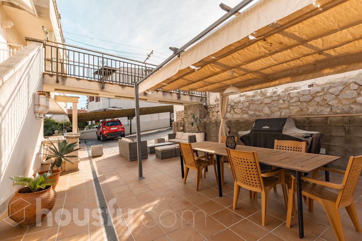 Housfy vende este amplio piso en Segur de Calafell, una vivienda que destaca por su amplitud, su distribución versátil y sus agradables espacios exteriores, ideal para quienes buscan comodidad y espacio para toda la familia. Con 120 m² útiles, la vivienda ofrece una distribución que incluye un salón-comedor, cocina equipada, 6 dormitorios y 3 baños. Destacan especialmente sus tres suites con baño privado, que aportan un extra de privacidad y comodidad, así como la posibilidad de disponer de espacios adicionales para teletrabajar, recibir invitados o adaptarlos a las necesidades de cada familia. En el exterior, la propiedad cuenta con un balcón con vistas al mar, una amplia terraza con zona de barbacoa, perfecta para disfrutar de comidas al aire libre y reuniones con familiares y amigos, y un patio ajardinado que ofrece un agradable espacio para relajarse. Además, la vivienda permite disfrutar de las zonas comunitarias, que incluyen piscina y jardín. Para completar sus prestaciones, dispone de dos plazas de garaje y un trastero de gran capacidad, ideales para ganar comodidad y espacio de almacenamiento. El inmueble cuenta con cédula de habitabilidad y reúne características muy atractivas para quienes buscan una vivienda espaciosa, con vistas al mar y diferentes ambientes para disfrutar tanto del interior como del exterior. Contacta con Housfy para obtener más información y concertar una visita. ¡Descubre todo lo que esta vivienda puede ofrecerte! Zona y entorno Respecto a la ubicación, se sitúa en Segur de Calafell, municipio de Tarragona. Esta propiedad se encuentra cerca de transporte público, colegios, supermercados y farmacias. Aviso legal El precio de venta no incluye gastos de la compraventa como notaría, registro, impuestos, ni tampoco honorarios agencia. Esta publicación no es vinculante. Consulta siempre la nota simple con Housfy antes de formalizar la compraventa. Sobre nosotros Housfy es la plataforma integral de servicios inmobiliarios. Nuestra combinación de expertos y tecnología pone al alcance de todo el mundo servicios cómodos, claros y seguros. AICAT número: 7922. Nos encargamos de la gestión y asesoramiento de la compra. ¡Olvídate de todo! Hacemos los trámites por ti. Y, si además necesitas financiación, ponemos a tu disposición un bróker hipotecario para ayudarte a conseguir las mejores condiciones para tu perfil económico. ¿Quieres visitarla? Contacta con Housfy y agenda tu visita sin compromiso. Más información en: housfy.com En cumplimiento de la Ley 8/2026 en Cataluña, el certificado de presencia o ausencia de amianto se encuentra en proceso de tramitación.-40