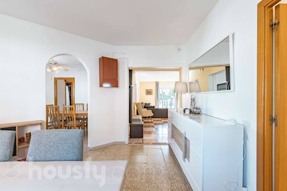 Housfy vende este amplio piso en Segur de Calafell, una vivienda que destaca por su amplitud, su distribución versátil y sus agradables espacios exteriores, ideal para quienes buscan comodidad y espacio para toda la familia. Con 120 m² útiles, la vivienda ofrece una distribución que incluye un salón-comedor, cocina equipada, 6 dormitorios y 3 baños. Destacan especialmente sus tres suites con baño privado, que aportan un extra de privacidad y comodidad, así como la posibilidad de disponer de espacios adicionales para teletrabajar, recibir invitados o adaptarlos a las necesidades de cada familia. En el exterior, la propiedad cuenta con un balcón con vistas al mar, una amplia terraza con zona de barbacoa, perfecta para disfrutar de comidas al aire libre y reuniones con familiares y amigos, y un patio ajardinado que ofrece un agradable espacio para relajarse. Además, la vivienda permite disfrutar de las zonas comunitarias, que incluyen piscina y jardín. Para completar sus prestaciones, dispone de dos plazas de garaje y un trastero de gran capacidad, ideales para ganar comodidad y espacio de almacenamiento. El inmueble cuenta con cédula de habitabilidad y reúne características muy atractivas para quienes buscan una vivienda espaciosa, con vistas al mar y diferentes ambientes para disfrutar tanto del interior como del exterior. Contacta con Housfy para obtener más información y concertar una visita. ¡Descubre todo lo que esta vivienda puede ofrecerte! Zona y entorno Respecto a la ubicación, se sitúa en Segur de Calafell, municipio de Tarragona. Esta propiedad se encuentra cerca de transporte público, colegios, supermercados y farmacias. Aviso legal El precio de venta no incluye gastos de la compraventa como notaría, registro, impuestos, ni tampoco honorarios agencia. Esta publicación no es vinculante. Consulta siempre la nota simple con Housfy antes de formalizar la compraventa. Sobre nosotros Housfy es la plataforma integral de servicios inmobiliarios. Nuestra combinación de expertos y tecnología pone al alcance de todo el mundo servicios cómodos, claros y seguros. AICAT número: 7922. Nos encargamos de la gestión y asesoramiento de la compra. ¡Olvídate de todo! Hacemos los trámites por ti. Y, si además necesitas financiación, ponemos a tu disposición un bróker hipotecario para ayudarte a conseguir las mejores condiciones para tu perfil económico. ¿Quieres visitarla? Contacta con Housfy y agenda tu visita sin compromiso. Más información en: housfy.com En cumplimiento de la Ley 8/2026 en Cataluña, el certificado de presencia o ausencia de amianto se encuentra en proceso de tramitación.-13