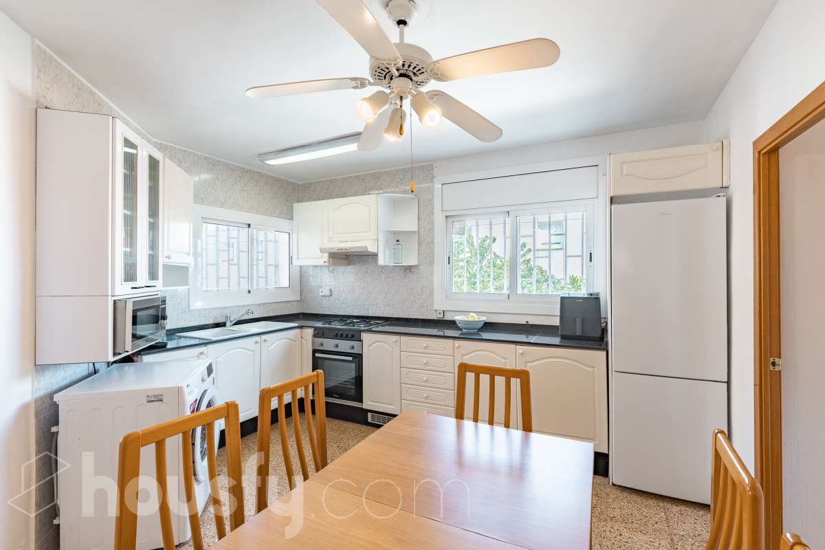 Housfy vende este amplio piso en Segur de Calafell, una vivienda que destaca por su amplitud, su distribución versátil y sus agradables espacios exteriores, ideal para quienes buscan comodidad y espacio para toda la familia. Con 120 m² útiles, la vivienda ofrece una distribución que incluye un salón-comedor, cocina equipada, 6 dormitorios y 3 baños. Destacan especialmente sus tres suites con baño privado, que aportan un extra de privacidad y comodidad, así como la posibilidad de disponer de espacios adicionales para teletrabajar, recibir invitados o adaptarlos a las necesidades de cada familia. En el exterior, la propiedad cuenta con un balcón con vistas al mar, una amplia terraza con zona de barbacoa, perfecta para disfrutar de comidas al aire libre y reuniones con familiares y amigos, y un patio ajardinado que ofrece un agradable espacio para relajarse. Además, la vivienda permite disfrutar de las zonas comunitarias, que incluyen piscina y jardín. Para completar sus prestaciones, dispone de dos plazas de garaje y un trastero de gran capacidad, ideales para ganar comodidad y espacio de almacenamiento. El inmueble cuenta con cédula de habitabilidad y reúne características muy atractivas para quienes buscan una vivienda espaciosa, con vistas al mar y diferentes ambientes para disfrutar tanto del interior como del exterior. Contacta con Housfy para obtener más información y concertar una visita. ¡Descubre todo lo que esta vivienda puede ofrecerte! Zona y entorno Respecto a la ubicación, se sitúa en Segur de Calafell, municipio de Tarragona. Esta propiedad se encuentra cerca de transporte público, colegios, supermercados y farmacias. Aviso legal El precio de venta no incluye gastos de la compraventa como notaría, registro, impuestos, ni tampoco honorarios agencia. Esta publicación no es vinculante. Consulta siempre la nota simple con Housfy antes de formalizar la compraventa. Sobre nosotros Housfy es la plataforma integral de servicios inmobiliarios. Nuestra combinación de expertos y tecnología pone al alcance de todo el mundo servicios cómodos, claros y seguros. AICAT número: 7922. Nos encargamos de la gestión y asesoramiento de la compra. ¡Olvídate de todo! Hacemos los trámites por ti. Y, si además necesitas financiación, ponemos a tu disposición un bróker hipotecario para ayudarte a conseguir las mejores condiciones para tu perfil económico. ¿Quieres visitarla? Contacta con Housfy y agenda tu visita sin compromiso. Más información en: housfy.com En cumplimiento de la Ley 8/2026 en Cataluña, el certificado de presencia o ausencia de amianto se encuentra en proceso de tramitación.-26