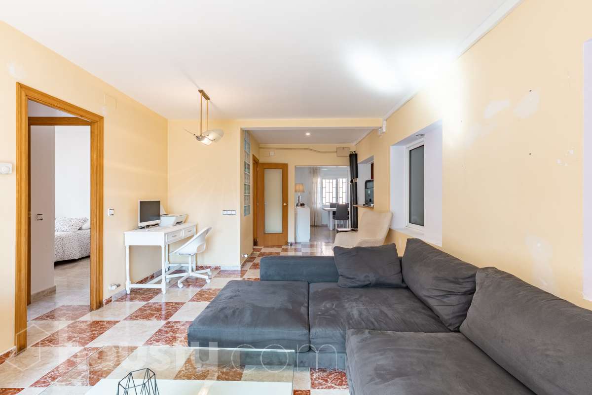 Housfy vende este amplio piso en Segur de Calafell, una vivienda que destaca por su amplitud, su distribución versátil y sus agradables espacios exteriores, ideal para quienes buscan comodidad y espacio para toda la familia. Con 120 m² útiles, la vivienda ofrece una distribución que incluye un salón-comedor, cocina equipada, 6 dormitorios y 3 baños. Destacan especialmente sus tres suites con baño privado, que aportan un extra de privacidad y comodidad, así como la posibilidad de disponer de espacios adicionales para teletrabajar, recibir invitados o adaptarlos a las necesidades de cada familia. En el exterior, la propiedad cuenta con un balcón con vistas al mar, una amplia terraza con zona de barbacoa, perfecta para disfrutar de comidas al aire libre y reuniones con familiares y amigos, y un patio ajardinado que ofrece un agradable espacio para relajarse. Además, la vivienda permite disfrutar de las zonas comunitarias, que incluyen piscina y jardín. Para completar sus prestaciones, dispone de dos plazas de garaje y un trastero de gran capacidad, ideales para ganar comodidad y espacio de almacenamiento. El inmueble cuenta con cédula de habitabilidad y reúne características muy atractivas para quienes buscan una vivienda espaciosa, con vistas al mar y diferentes ambientes para disfrutar tanto del interior como del exterior. Contacta con Housfy para obtener más información y concertar una visita. ¡Descubre todo lo que esta vivienda puede ofrecerte! Zona y entorno Respecto a la ubicación, se sitúa en Segur de Calafell, municipio de Tarragona. Esta propiedad se encuentra cerca de transporte público, colegios, supermercados y farmacias. Aviso legal El precio de venta no incluye gastos de la compraventa como notaría, registro, impuestos, ni tampoco honorarios agencia. Esta publicación no es vinculante. Consulta siempre la nota simple con Housfy antes de formalizar la compraventa. Sobre nosotros Housfy es la plataforma integral de servicios inmobiliarios. Nuestra combinación de expertos y tecnología pone al alcance de todo el mundo servicios cómodos, claros y seguros. AICAT número: 7922. Nos encargamos de la gestión y asesoramiento de la compra. ¡Olvídate de todo! Hacemos los trámites por ti. Y, si además necesitas financiación, ponemos a tu disposición un bróker hipotecario para ayudarte a conseguir las mejores condiciones para tu perfil económico. ¿Quieres visitarla? Contacta con Housfy y agenda tu visita sin compromiso. Más información en: housfy.com En cumplimiento de la Ley 8/2026 en Cataluña, el certificado de presencia o ausencia de amianto se encuentra en proceso de tramitación.-6