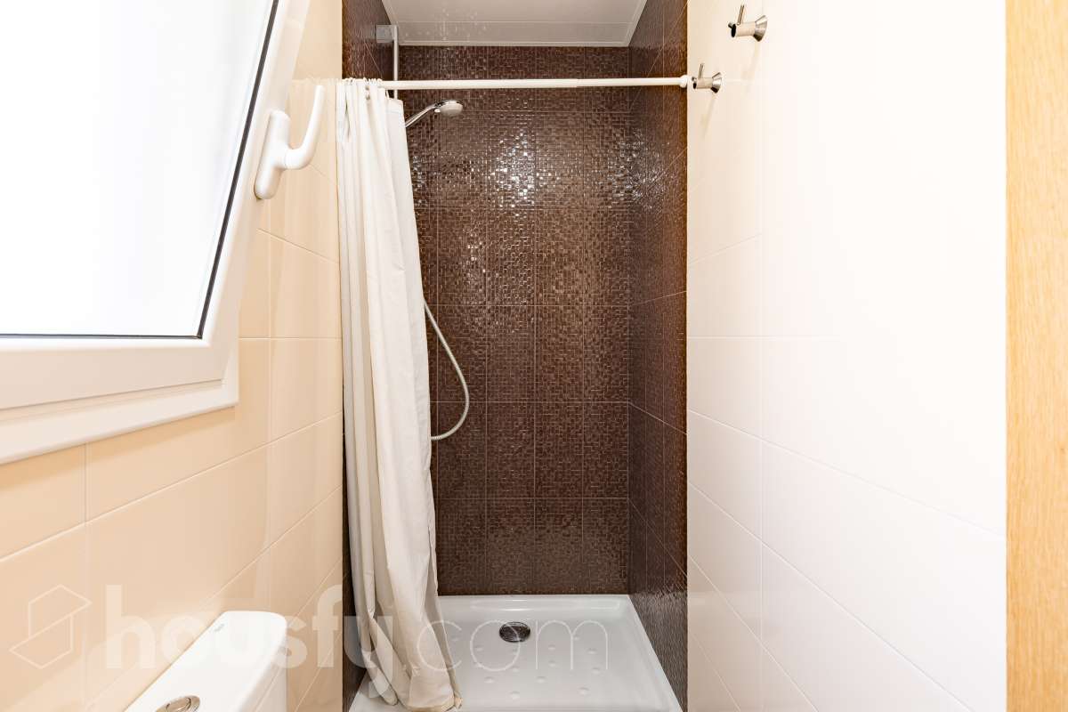 Housfy vende este amplio piso en Segur de Calafell, una vivienda que destaca por su amplitud, su distribución versátil y sus agradables espacios exteriores, ideal para quienes buscan comodidad y espacio para toda la familia. Con 120 m² útiles, la vivienda ofrece una distribución que incluye un salón-comedor, cocina equipada, 6 dormitorios y 3 baños. Destacan especialmente sus tres suites con baño privado, que aportan un extra de privacidad y comodidad, así como la posibilidad de disponer de espacios adicionales para teletrabajar, recibir invitados o adaptarlos a las necesidades de cada familia. En el exterior, la propiedad cuenta con un balcón con vistas al mar, una amplia terraza con zona de barbacoa, perfecta para disfrutar de comidas al aire libre y reuniones con familiares y amigos, y un patio ajardinado que ofrece un agradable espacio para relajarse. Además, la vivienda permite disfrutar de las zonas comunitarias, que incluyen piscina y jardín. Para completar sus prestaciones, dispone de dos plazas de garaje y un trastero de gran capacidad, ideales para ganar comodidad y espacio de almacenamiento. El inmueble cuenta con cédula de habitabilidad y reúne características muy atractivas para quienes buscan una vivienda espaciosa, con vistas al mar y diferentes ambientes para disfrutar tanto del interior como del exterior. Contacta con Housfy para obtener más información y concertar una visita. ¡Descubre todo lo que esta vivienda puede ofrecerte! Zona y entorno Respecto a la ubicación, se sitúa en Segur de Calafell, municipio de Tarragona. Esta propiedad se encuentra cerca de transporte público, colegios, supermercados y farmacias. Aviso legal El precio de venta no incluye gastos de la compraventa como notaría, registro, impuestos, ni tampoco honorarios agencia. Esta publicación no es vinculante. Consulta siempre la nota simple con Housfy antes de formalizar la compraventa. Sobre nosotros Housfy es la plataforma integral de servicios inmobiliarios. Nuestra combinación de expertos y tecnología pone al alcance de todo el mundo servicios cómodos, claros y seguros. AICAT número: 7922. Nos encargamos de la gestión y asesoramiento de la compra. ¡Olvídate de todo! Hacemos los trámites por ti. Y, si además necesitas financiación, ponemos a tu disposición un bróker hipotecario para ayudarte a conseguir las mejores condiciones para tu perfil económico. ¿Quieres visitarla? Contacta con Housfy y agenda tu visita sin compromiso. Más información en: housfy.com En cumplimiento de la Ley 8/2026 en Cataluña, el certificado de presencia o ausencia de amianto se encuentra en proceso de tramitación.-28