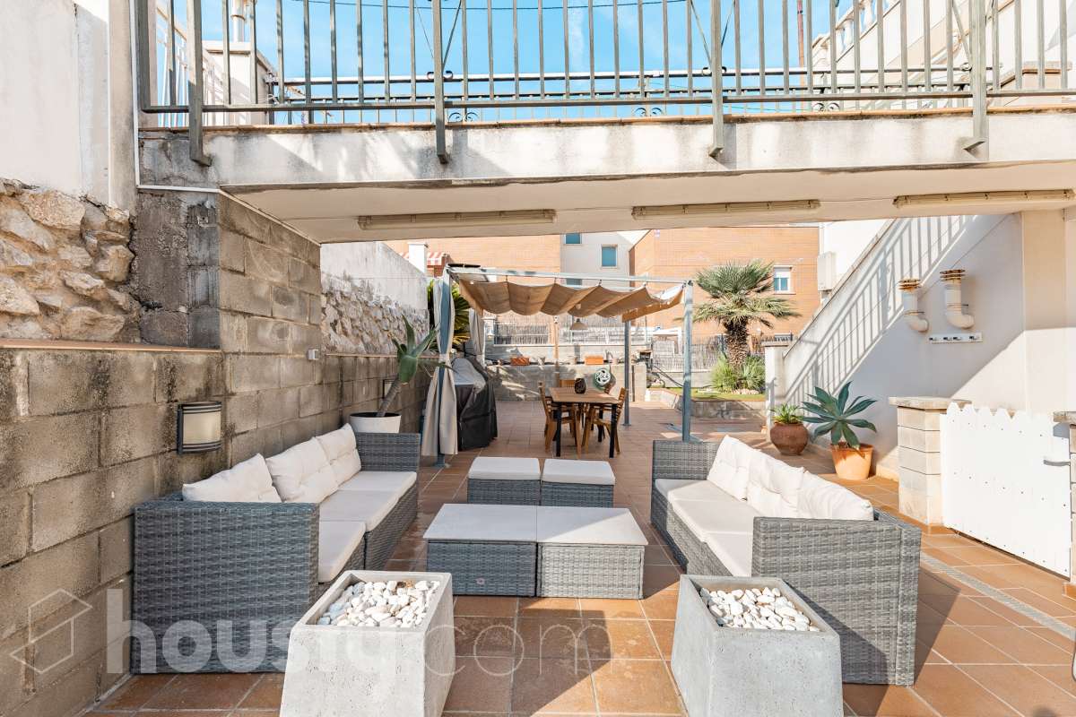 Housfy vende este amplio piso en Segur de Calafell, una vivienda que destaca por su amplitud, su distribución versátil y sus agradables espacios exteriores, ideal para quienes buscan comodidad y espacio para toda la familia. Con 120 m² útiles, la vivienda ofrece una distribución que incluye un salón-comedor, cocina equipada, 6 dormitorios y 3 baños. Destacan especialmente sus tres suites con baño privado, que aportan un extra de privacidad y comodidad, así como la posibilidad de disponer de espacios adicionales para teletrabajar, recibir invitados o adaptarlos a las necesidades de cada familia. En el exterior, la propiedad cuenta con un balcón con vistas al mar, una amplia terraza con zona de barbacoa, perfecta para disfrutar de comidas al aire libre y reuniones con familiares y amigos, y un patio ajardinado que ofrece un agradable espacio para relajarse. Además, la vivienda permite disfrutar de las zonas comunitarias, que incluyen piscina y jardín. Para completar sus prestaciones, dispone de dos plazas de garaje y un trastero de gran capacidad, ideales para ganar comodidad y espacio de almacenamiento. El inmueble cuenta con cédula de habitabilidad y reúne características muy atractivas para quienes buscan una vivienda espaciosa, con vistas al mar y diferentes ambientes para disfrutar tanto del interior como del exterior. Contacta con Housfy para obtener más información y concertar una visita. ¡Descubre todo lo que esta vivienda puede ofrecerte! Zona y entorno Respecto a la ubicación, se sitúa en Segur de Calafell, municipio de Tarragona. Esta propiedad se encuentra cerca de transporte público, colegios, supermercados y farmacias. Aviso legal El precio de venta no incluye gastos de la compraventa como notaría, registro, impuestos, ni tampoco honorarios agencia. Esta publicación no es vinculante. Consulta siempre la nota simple con Housfy antes de formalizar la compraventa. Sobre nosotros Housfy es la plataforma integral de servicios inmobiliarios. Nuestra combinación de expertos y tecnología pone al alcance de todo el mundo servicios cómodos, claros y seguros. AICAT número: 7922. Nos encargamos de la gestión y asesoramiento de la compra. ¡Olvídate de todo! Hacemos los trámites por ti. Y, si además necesitas financiación, ponemos a tu disposición un bróker hipotecario para ayudarte a conseguir las mejores condiciones para tu perfil económico. ¿Quieres visitarla? Contacta con Housfy y agenda tu visita sin compromiso. Más información en: housfy.com En cumplimiento de la Ley 8/2026 en Cataluña, el certificado de presencia o ausencia de amianto se encuentra en proceso de tramitación.-36