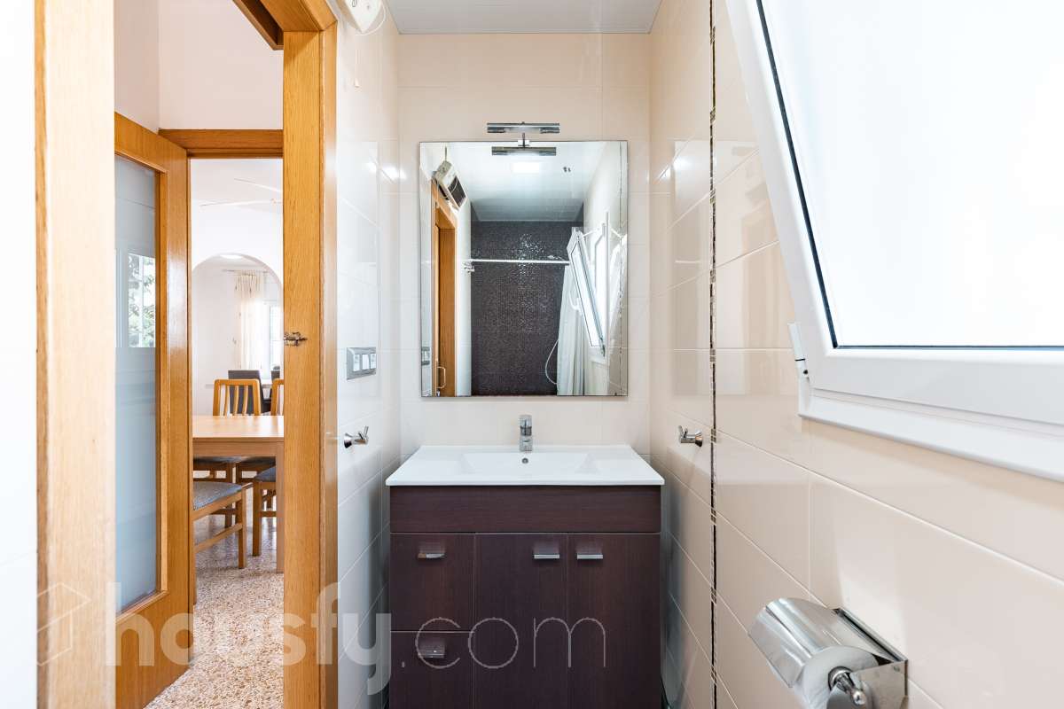 Housfy vende este amplio piso en Segur de Calafell, una vivienda que destaca por su amplitud, su distribución versátil y sus agradables espacios exteriores, ideal para quienes buscan comodidad y espacio para toda la familia. Con 120 m² útiles, la vivienda ofrece una distribución que incluye un salón-comedor, cocina equipada, 6 dormitorios y 3 baños. Destacan especialmente sus tres suites con baño privado, que aportan un extra de privacidad y comodidad, así como la posibilidad de disponer de espacios adicionales para teletrabajar, recibir invitados o adaptarlos a las necesidades de cada familia. En el exterior, la propiedad cuenta con un balcón con vistas al mar, una amplia terraza con zona de barbacoa, perfecta para disfrutar de comidas al aire libre y reuniones con familiares y amigos, y un patio ajardinado que ofrece un agradable espacio para relajarse. Además, la vivienda permite disfrutar de las zonas comunitarias, que incluyen piscina y jardín. Para completar sus prestaciones, dispone de dos plazas de garaje y un trastero de gran capacidad, ideales para ganar comodidad y espacio de almacenamiento. El inmueble cuenta con cédula de habitabilidad y reúne características muy atractivas para quienes buscan una vivienda espaciosa, con vistas al mar y diferentes ambientes para disfrutar tanto del interior como del exterior. Contacta con Housfy para obtener más información y concertar una visita. ¡Descubre todo lo que esta vivienda puede ofrecerte! Zona y entorno Respecto a la ubicación, se sitúa en Segur de Calafell, municipio de Tarragona. Esta propiedad se encuentra cerca de transporte público, colegios, supermercados y farmacias. Aviso legal El precio de venta no incluye gastos de la compraventa como notaría, registro, impuestos, ni tampoco honorarios agencia. Esta publicación no es vinculante. Consulta siempre la nota simple con Housfy antes de formalizar la compraventa. Sobre nosotros Housfy es la plataforma integral de servicios inmobiliarios. Nuestra combinación de expertos y tecnología pone al alcance de todo el mundo servicios cómodos, claros y seguros. AICAT número: 7922. Nos encargamos de la gestión y asesoramiento de la compra. ¡Olvídate de todo! Hacemos los trámites por ti. Y, si además necesitas financiación, ponemos a tu disposición un bróker hipotecario para ayudarte a conseguir las mejores condiciones para tu perfil económico. ¿Quieres visitarla? Contacta con Housfy y agenda tu visita sin compromiso. Más información en: housfy.com En cumplimiento de la Ley 8/2026 en Cataluña, el certificado de presencia o ausencia de amianto se encuentra en proceso de tramitación.-29