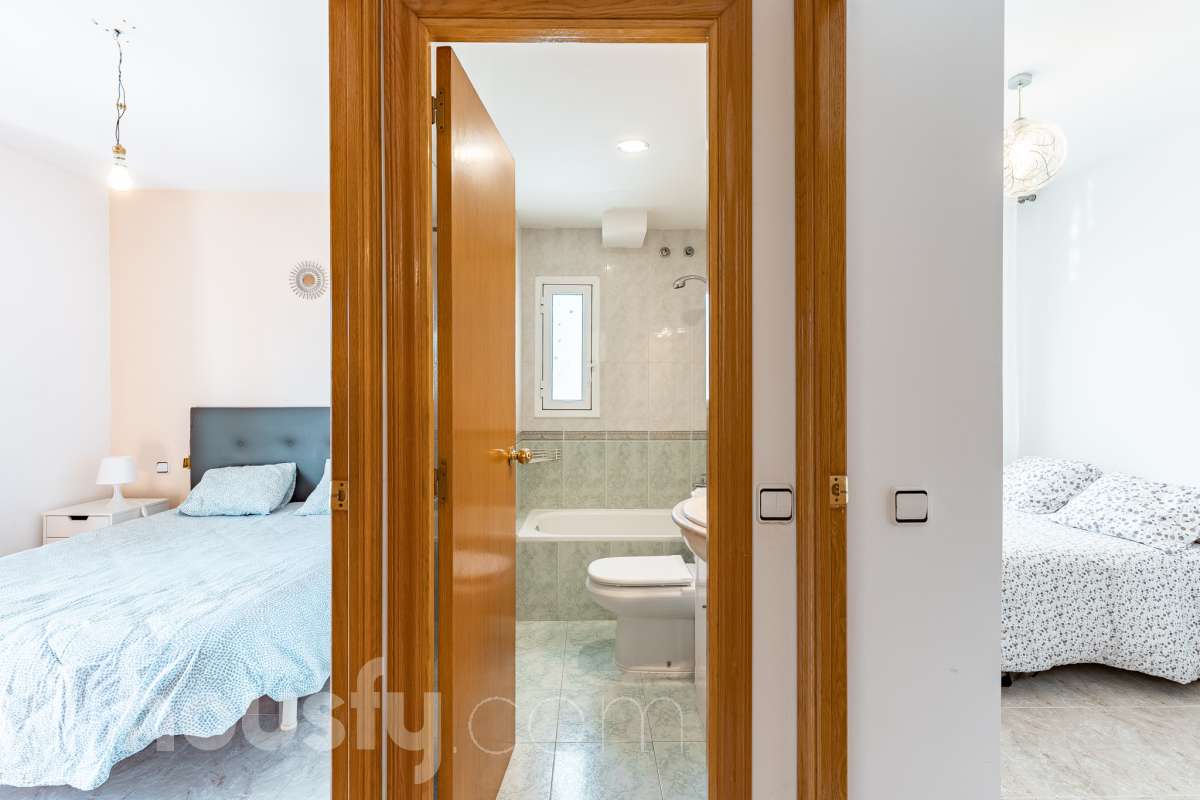 Housfy vende este amplio piso en Segur de Calafell, una vivienda que destaca por su amplitud, su distribución versátil y sus agradables espacios exteriores, ideal para quienes buscan comodidad y espacio para toda la familia. Con 120 m² útiles, la vivienda ofrece una distribución que incluye un salón-comedor, cocina equipada, 6 dormitorios y 3 baños. Destacan especialmente sus tres suites con baño privado, que aportan un extra de privacidad y comodidad, así como la posibilidad de disponer de espacios adicionales para teletrabajar, recibir invitados o adaptarlos a las necesidades de cada familia. En el exterior, la propiedad cuenta con un balcón con vistas al mar, una amplia terraza con zona de barbacoa, perfecta para disfrutar de comidas al aire libre y reuniones con familiares y amigos, y un patio ajardinado que ofrece un agradable espacio para relajarse. Además, la vivienda permite disfrutar de las zonas comunitarias, que incluyen piscina y jardín. Para completar sus prestaciones, dispone de dos plazas de garaje y un trastero de gran capacidad, ideales para ganar comodidad y espacio de almacenamiento. El inmueble cuenta con cédula de habitabilidad y reúne características muy atractivas para quienes buscan una vivienda espaciosa, con vistas al mar y diferentes ambientes para disfrutar tanto del interior como del exterior. Contacta con Housfy para obtener más información y concertar una visita. ¡Descubre todo lo que esta vivienda puede ofrecerte! Zona y entorno Respecto a la ubicación, se sitúa en Segur de Calafell, municipio de Tarragona. Esta propiedad se encuentra cerca de transporte público, colegios, supermercados y farmacias. Aviso legal El precio de venta no incluye gastos de la compraventa como notaría, registro, impuestos, ni tampoco honorarios agencia. Esta publicación no es vinculante. Consulta siempre la nota simple con Housfy antes de formalizar la compraventa. Sobre nosotros Housfy es la plataforma integral de servicios inmobiliarios. Nuestra combinación de expertos y tecnología pone al alcance de todo el mundo servicios cómodos, claros y seguros. AICAT número: 7922. Nos encargamos de la gestión y asesoramiento de la compra. ¡Olvídate de todo! Hacemos los trámites por ti. Y, si además necesitas financiación, ponemos a tu disposición un bróker hipotecario para ayudarte a conseguir las mejores condiciones para tu perfil económico. ¿Quieres visitarla? Contacta con Housfy y agenda tu visita sin compromiso. Más información en: housfy.com En cumplimiento de la Ley 8/2026 en Cataluña, el certificado de presencia o ausencia de amianto se encuentra en proceso de tramitación.-46
