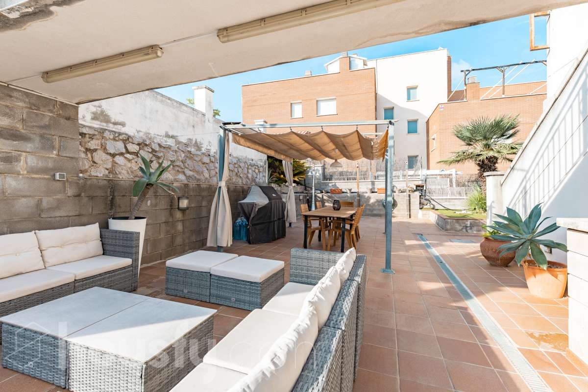Housfy vende este amplio piso en Segur de Calafell, una vivienda que destaca por su amplitud, su distribución versátil y sus agradables espacios exteriores, ideal para quienes buscan comodidad y espacio para toda la familia. Con 120 m² útiles, la vivienda ofrece una distribución que incluye un salón-comedor, cocina equipada, 6 dormitorios y 3 baños. Destacan especialmente sus tres suites con baño privado, que aportan un extra de privacidad y comodidad, así como la posibilidad de disponer de espacios adicionales para teletrabajar, recibir invitados o adaptarlos a las necesidades de cada familia. En el exterior, la propiedad cuenta con un balcón con vistas al mar, una amplia terraza con zona de barbacoa, perfecta para disfrutar de comidas al aire libre y reuniones con familiares y amigos, y un patio ajardinado que ofrece un agradable espacio para relajarse. Además, la vivienda permite disfrutar de las zonas comunitarias, que incluyen piscina y jardín. Para completar sus prestaciones, dispone de dos plazas de garaje y un trastero de gran capacidad, ideales para ganar comodidad y espacio de almacenamiento. El inmueble cuenta con cédula de habitabilidad y reúne características muy atractivas para quienes buscan una vivienda espaciosa, con vistas al mar y diferentes ambientes para disfrutar tanto del interior como del exterior. Contacta con Housfy para obtener más información y concertar una visita. ¡Descubre todo lo que esta vivienda puede ofrecerte! Zona y entorno Respecto a la ubicación, se sitúa en Segur de Calafell, municipio de Tarragona. Esta propiedad se encuentra cerca de transporte público, colegios, supermercados y farmacias. Aviso legal El precio de venta no incluye gastos de la compraventa como notaría, registro, impuestos, ni tampoco honorarios agencia. Esta publicación no es vinculante. Consulta siempre la nota simple con Housfy antes de formalizar la compraventa. Sobre nosotros Housfy es la plataforma integral de servicios inmobiliarios. Nuestra combinación de expertos y tecnología pone al alcance de todo el mundo servicios cómodos, claros y seguros. AICAT número: 7922. Nos encargamos de la gestión y asesoramiento de la compra. ¡Olvídate de todo! Hacemos los trámites por ti. Y, si además necesitas financiación, ponemos a tu disposición un bróker hipotecario para ayudarte a conseguir las mejores condiciones para tu perfil económico. ¿Quieres visitarla? Contacta con Housfy y agenda tu visita sin compromiso. Más información en: housfy.com En cumplimiento de la Ley 8/2026 en Cataluña, el certificado de presencia o ausencia de amianto se encuentra en proceso de tramitación.-37