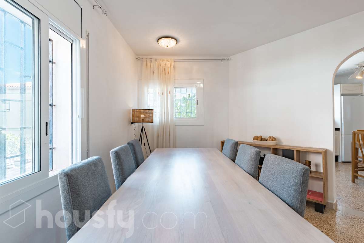 Housfy vende este amplio piso en Segur de Calafell, una vivienda que destaca por su amplitud, su distribución versátil y sus agradables espacios exteriores, ideal para quienes buscan comodidad y espacio para toda la familia. Con 120 m² útiles, la vivienda ofrece una distribución que incluye un salón-comedor, cocina equipada, 6 dormitorios y 3 baños. Destacan especialmente sus tres suites con baño privado, que aportan un extra de privacidad y comodidad, así como la posibilidad de disponer de espacios adicionales para teletrabajar, recibir invitados o adaptarlos a las necesidades de cada familia. En el exterior, la propiedad cuenta con un balcón con vistas al mar, una amplia terraza con zona de barbacoa, perfecta para disfrutar de comidas al aire libre y reuniones con familiares y amigos, y un patio ajardinado que ofrece un agradable espacio para relajarse. Además, la vivienda permite disfrutar de las zonas comunitarias, que incluyen piscina y jardín. Para completar sus prestaciones, dispone de dos plazas de garaje y un trastero de gran capacidad, ideales para ganar comodidad y espacio de almacenamiento. El inmueble cuenta con cédula de habitabilidad y reúne características muy atractivas para quienes buscan una vivienda espaciosa, con vistas al mar y diferentes ambientes para disfrutar tanto del interior como del exterior. Contacta con Housfy para obtener más información y concertar una visita. ¡Descubre todo lo que esta vivienda puede ofrecerte! Zona y entorno Respecto a la ubicación, se sitúa en Segur de Calafell, municipio de Tarragona. Esta propiedad se encuentra cerca de transporte público, colegios, supermercados y farmacias. Aviso legal El precio de venta no incluye gastos de la compraventa como notaría, registro, impuestos, ni tampoco honorarios agencia. Esta publicación no es vinculante. Consulta siempre la nota simple con Housfy antes de formalizar la compraventa. Sobre nosotros Housfy es la plataforma integral de servicios inmobiliarios. Nuestra combinación de expertos y tecnología pone al alcance de todo el mundo servicios cómodos, claros y seguros. AICAT número: 7922. Nos encargamos de la gestión y asesoramiento de la compra. ¡Olvídate de todo! Hacemos los trámites por ti. Y, si además necesitas financiación, ponemos a tu disposición un bróker hipotecario para ayudarte a conseguir las mejores condiciones para tu perfil económico. ¿Quieres visitarla? Contacta con Housfy y agenda tu visita sin compromiso. Más información en: housfy.com En cumplimiento de la Ley 8/2026 en Cataluña, el certificado de presencia o ausencia de amianto se encuentra en proceso de tramitación.-11