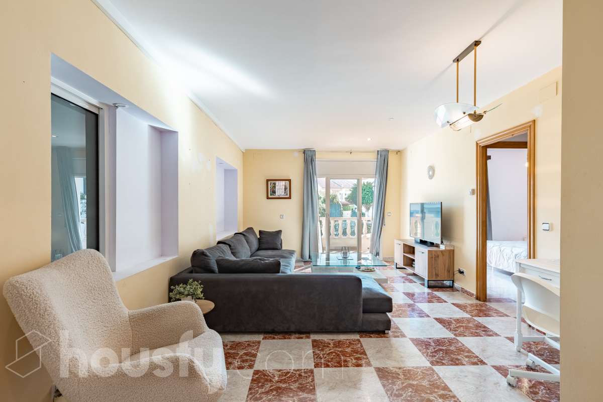 Housfy vende este amplio piso en Segur de Calafell, una vivienda que destaca por su amplitud, su distribución versátil y sus agradables espacios exteriores, ideal para quienes buscan comodidad y espacio para toda la familia. Con 120 m² útiles, la vivienda ofrece una distribución que incluye un salón-comedor, cocina equipada, 6 dormitorios y 3 baños. Destacan especialmente sus tres suites con baño privado, que aportan un extra de privacidad y comodidad, así como la posibilidad de disponer de espacios adicionales para teletrabajar, recibir invitados o adaptarlos a las necesidades de cada familia. En el exterior, la propiedad cuenta con un balcón con vistas al mar, una amplia terraza con zona de barbacoa, perfecta para disfrutar de comidas al aire libre y reuniones con familiares y amigos, y un patio ajardinado que ofrece un agradable espacio para relajarse. Además, la vivienda permite disfrutar de las zonas comunitarias, que incluyen piscina y jardín. Para completar sus prestaciones, dispone de dos plazas de garaje y un trastero de gran capacidad, ideales para ganar comodidad y espacio de almacenamiento. El inmueble cuenta con cédula de habitabilidad y reúne características muy atractivas para quienes buscan una vivienda espaciosa, con vistas al mar y diferentes ambientes para disfrutar tanto del interior como del exterior. Contacta con Housfy para obtener más información y concertar una visita. ¡Descubre todo lo que esta vivienda puede ofrecerte! Zona y entorno Respecto a la ubicación, se sitúa en Segur de Calafell, municipio de Tarragona. Esta propiedad se encuentra cerca de transporte público, colegios, supermercados y farmacias. Aviso legal El precio de venta no incluye gastos de la compraventa como notaría, registro, impuestos, ni tampoco honorarios agencia. Esta publicación no es vinculante. Consulta siempre la nota simple con Housfy antes de formalizar la compraventa. Sobre nosotros Housfy es la plataforma integral de servicios inmobiliarios. Nuestra combinación de expertos y tecnología pone al alcance de todo el mundo servicios cómodos, claros y seguros. AICAT número: 7922. Nos encargamos de la gestión y asesoramiento de la compra. ¡Olvídate de todo! Hacemos los trámites por ti. Y, si además necesitas financiación, ponemos a tu disposición un bróker hipotecario para ayudarte a conseguir las mejores condiciones para tu perfil económico. ¿Quieres visitarla? Contacta con Housfy y agenda tu visita sin compromiso. Más información en: housfy.com En cumplimiento de la Ley 8/2026 en Cataluña, el certificado de presencia o ausencia de amianto se encuentra en proceso de tramitación.-2