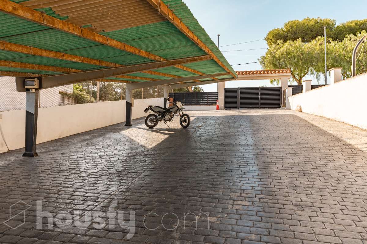 Housfy vende este amplio piso en Segur de Calafell, una vivienda que destaca por su amplitud, su distribución versátil y sus agradables espacios exteriores, ideal para quienes buscan comodidad y espacio para toda la familia. Con 120 m² útiles, la vivienda ofrece una distribución que incluye un salón-comedor, cocina equipada, 6 dormitorios y 3 baños. Destacan especialmente sus tres suites con baño privado, que aportan un extra de privacidad y comodidad, así como la posibilidad de disponer de espacios adicionales para teletrabajar, recibir invitados o adaptarlos a las necesidades de cada familia. En el exterior, la propiedad cuenta con un balcón con vistas al mar, una amplia terraza con zona de barbacoa, perfecta para disfrutar de comidas al aire libre y reuniones con familiares y amigos, y un patio ajardinado que ofrece un agradable espacio para relajarse. Además, la vivienda permite disfrutar de las zonas comunitarias, que incluyen piscina y jardín. Para completar sus prestaciones, dispone de dos plazas de garaje y un trastero de gran capacidad, ideales para ganar comodidad y espacio de almacenamiento. El inmueble cuenta con cédula de habitabilidad y reúne características muy atractivas para quienes buscan una vivienda espaciosa, con vistas al mar y diferentes ambientes para disfrutar tanto del interior como del exterior. Contacta con Housfy para obtener más información y concertar una visita. ¡Descubre todo lo que esta vivienda puede ofrecerte! Zona y entorno Respecto a la ubicación, se sitúa en Segur de Calafell, municipio de Tarragona. Esta propiedad se encuentra cerca de transporte público, colegios, supermercados y farmacias. Aviso legal El precio de venta no incluye gastos de la compraventa como notaría, registro, impuestos, ni tampoco honorarios agencia. Esta publicación no es vinculante. Consulta siempre la nota simple con Housfy antes de formalizar la compraventa. Sobre nosotros Housfy es la plataforma integral de servicios inmobiliarios. Nuestra combinación de expertos y tecnología pone al alcance de todo el mundo servicios cómodos, claros y seguros. AICAT número: 7922. Nos encargamos de la gestión y asesoramiento de la compra. ¡Olvídate de todo! Hacemos los trámites por ti. Y, si además necesitas financiación, ponemos a tu disposición un bróker hipotecario para ayudarte a conseguir las mejores condiciones para tu perfil económico. ¿Quieres visitarla? Contacta con Housfy y agenda tu visita sin compromiso. Más información en: housfy.com En cumplimiento de la Ley 8/2026 en Cataluña, el certificado de presencia o ausencia de amianto se encuentra en proceso de tramitación.-50