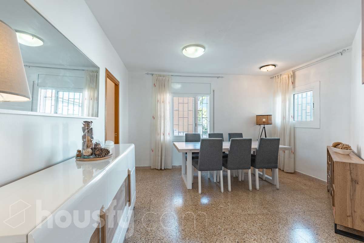Housfy vende este amplio piso en Segur de Calafell, una vivienda que destaca por su amplitud, su distribución versátil y sus agradables espacios exteriores, ideal para quienes buscan comodidad y espacio para toda la familia. Con 120 m² útiles, la vivienda ofrece una distribución que incluye un salón-comedor, cocina equipada, 6 dormitorios y 3 baños. Destacan especialmente sus tres suites con baño privado, que aportan un extra de privacidad y comodidad, así como la posibilidad de disponer de espacios adicionales para teletrabajar, recibir invitados o adaptarlos a las necesidades de cada familia. En el exterior, la propiedad cuenta con un balcón con vistas al mar, una amplia terraza con zona de barbacoa, perfecta para disfrutar de comidas al aire libre y reuniones con familiares y amigos, y un patio ajardinado que ofrece un agradable espacio para relajarse. Además, la vivienda permite disfrutar de las zonas comunitarias, que incluyen piscina y jardín. Para completar sus prestaciones, dispone de dos plazas de garaje y un trastero de gran capacidad, ideales para ganar comodidad y espacio de almacenamiento. El inmueble cuenta con cédula de habitabilidad y reúne características muy atractivas para quienes buscan una vivienda espaciosa, con vistas al mar y diferentes ambientes para disfrutar tanto del interior como del exterior. Contacta con Housfy para obtener más información y concertar una visita. ¡Descubre todo lo que esta vivienda puede ofrecerte! Zona y entorno Respecto a la ubicación, se sitúa en Segur de Calafell, municipio de Tarragona. Esta propiedad se encuentra cerca de transporte público, colegios, supermercados y farmacias. Aviso legal El precio de venta no incluye gastos de la compraventa como notaría, registro, impuestos, ni tampoco honorarios agencia. Esta publicación no es vinculante. Consulta siempre la nota simple con Housfy antes de formalizar la compraventa. Sobre nosotros Housfy es la plataforma integral de servicios inmobiliarios. Nuestra combinación de expertos y tecnología pone al alcance de todo el mundo servicios cómodos, claros y seguros. AICAT número: 7922. Nos encargamos de la gestión y asesoramiento de la compra. ¡Olvídate de todo! Hacemos los trámites por ti. Y, si además necesitas financiación, ponemos a tu disposición un bróker hipotecario para ayudarte a conseguir las mejores condiciones para tu perfil económico. ¿Quieres visitarla? Contacta con Housfy y agenda tu visita sin compromiso. Más información en: housfy.com En cumplimiento de la Ley 8/2026 en Cataluña, el certificado de presencia o ausencia de amianto se encuentra en proceso de tramitación.-8