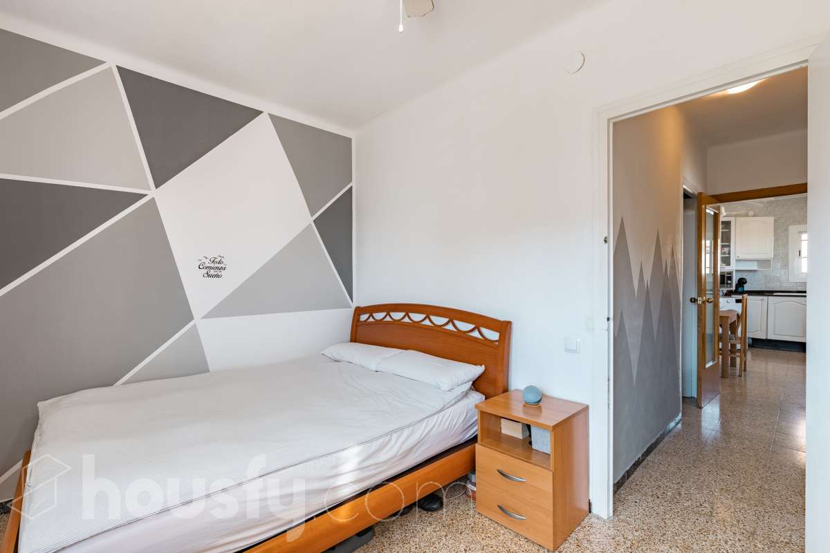 Housfy vende este amplio piso en Segur de Calafell, una vivienda que destaca por su amplitud, su distribución versátil y sus agradables espacios exteriores, ideal para quienes buscan comodidad y espacio para toda la familia. Con 120 m² útiles, la vivienda ofrece una distribución que incluye un salón-comedor, cocina equipada, 6 dormitorios y 3 baños. Destacan especialmente sus tres suites con baño privado, que aportan un extra de privacidad y comodidad, así como la posibilidad de disponer de espacios adicionales para teletrabajar, recibir invitados o adaptarlos a las necesidades de cada familia. En el exterior, la propiedad cuenta con un balcón con vistas al mar, una amplia terraza con zona de barbacoa, perfecta para disfrutar de comidas al aire libre y reuniones con familiares y amigos, y un patio ajardinado que ofrece un agradable espacio para relajarse. Además, la vivienda permite disfrutar de las zonas comunitarias, que incluyen piscina y jardín. Para completar sus prestaciones, dispone de dos plazas de garaje y un trastero de gran capacidad, ideales para ganar comodidad y espacio de almacenamiento. El inmueble cuenta con cédula de habitabilidad y reúne características muy atractivas para quienes buscan una vivienda espaciosa, con vistas al mar y diferentes ambientes para disfrutar tanto del interior como del exterior. Contacta con Housfy para obtener más información y concertar una visita. ¡Descubre todo lo que esta vivienda puede ofrecerte! Zona y entorno Respecto a la ubicación, se sitúa en Segur de Calafell, municipio de Tarragona. Esta propiedad se encuentra cerca de transporte público, colegios, supermercados y farmacias. Aviso legal El precio de venta no incluye gastos de la compraventa como notaría, registro, impuestos, ni tampoco honorarios agencia. Esta publicación no es vinculante. Consulta siempre la nota simple con Housfy antes de formalizar la compraventa. Sobre nosotros Housfy es la plataforma integral de servicios inmobiliarios. Nuestra combinación de expertos y tecnología pone al alcance de todo el mundo servicios cómodos, claros y seguros. AICAT número: 7922. Nos encargamos de la gestión y asesoramiento de la compra. ¡Olvídate de todo! Hacemos los trámites por ti. Y, si además necesitas financiación, ponemos a tu disposición un bróker hipotecario para ayudarte a conseguir las mejores condiciones para tu perfil económico. ¿Quieres visitarla? Contacta con Housfy y agenda tu visita sin compromiso. Más información en: housfy.com En cumplimiento de la Ley 8/2026 en Cataluña, el certificado de presencia o ausencia de amianto se encuentra en proceso de tramitación.-17