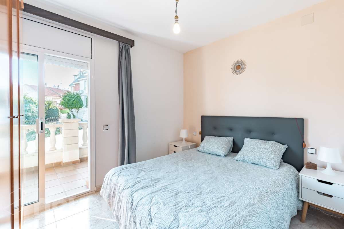 Housfy vende este amplio piso en Segur de Calafell, una vivienda que destaca por su amplitud, su distribución versátil y sus agradables espacios exteriores, ideal para quienes buscan comodidad y espacio para toda la familia. Con 120 m² útiles, la vivienda ofrece una distribución que incluye un salón-comedor, cocina equipada, 6 dormitorios y 3 baños. Destacan especialmente sus tres suites con baño privado, que aportan un extra de privacidad y comodidad, así como la posibilidad de disponer de espacios adicionales para teletrabajar, recibir invitados o adaptarlos a las necesidades de cada familia. En el exterior, la propiedad cuenta con un balcón con vistas al mar, una amplia terraza con zona de barbacoa, perfecta para disfrutar de comidas al aire libre y reuniones con familiares y amigos, y un patio ajardinado que ofrece un agradable espacio para relajarse. Además, la vivienda permite disfrutar de las zonas comunitarias, que incluyen piscina y jardín. Para completar sus prestaciones, dispone de dos plazas de garaje y un trastero de gran capacidad, ideales para ganar comodidad y espacio de almacenamiento. El inmueble cuenta con cédula de habitabilidad y reúne características muy atractivas para quienes buscan una vivienda espaciosa, con vistas al mar y diferentes ambientes para disfrutar tanto del interior como del exterior. Contacta con Housfy para obtener más información y concertar una visita. ¡Descubre todo lo que esta vivienda puede ofrecerte! Zona y entorno Respecto a la ubicación, se sitúa en Segur de Calafell, municipio de Tarragona. Esta propiedad se encuentra cerca de transporte público, colegios, supermercados y farmacias. Aviso legal El precio de venta no incluye gastos de la compraventa como notaría, registro, impuestos, ni tampoco honorarios agencia. Esta publicación no es vinculante. Consulta siempre la nota simple con Housfy antes de formalizar la compraventa. Sobre nosotros Housfy es la plataforma integral de servicios inmobiliarios. Nuestra combinación de expertos y tecnología pone al alcance de todo el mundo servicios cómodos, claros y seguros. AICAT número: 7922. Nos encargamos de la gestión y asesoramiento de la compra. ¡Olvídate de todo! Hacemos los trámites por ti. Y, si además necesitas financiación, ponemos a tu disposición un bróker hipotecario para ayudarte a conseguir las mejores condiciones para tu perfil económico. ¿Quieres visitarla? Contacta con Housfy y agenda tu visita sin compromiso. Más información en: housfy.com En cumplimiento de la Ley 8/2026 en Cataluña, el certificado de presencia o ausencia de amianto se encuentra en proceso de tramitación.-14