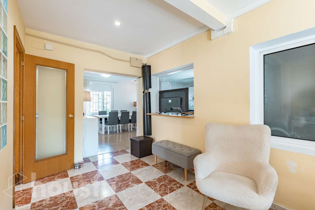 Housfy vende este amplio piso en Segur de Calafell, una vivienda que destaca por su amplitud, su distribución versátil y sus agradables espacios exteriores, ideal para quienes buscan comodidad y espacio para toda la familia. Con 120 m² útiles, la vivienda ofrece una distribución que incluye un salón-comedor, cocina equipada, 6 dormitorios y 3 baños. Destacan especialmente sus tres suites con baño privado, que aportan un extra de privacidad y comodidad, así como la posibilidad de disponer de espacios adicionales para teletrabajar, recibir invitados o adaptarlos a las necesidades de cada familia. En el exterior, la propiedad cuenta con un balcón con vistas al mar, una amplia terraza con zona de barbacoa, perfecta para disfrutar de comidas al aire libre y reuniones con familiares y amigos, y un patio ajardinado que ofrece un agradable espacio para relajarse. Además, la vivienda permite disfrutar de las zonas comunitarias, que incluyen piscina y jardín. Para completar sus prestaciones, dispone de dos plazas de garaje y un trastero de gran capacidad, ideales para ganar comodidad y espacio de almacenamiento. El inmueble cuenta con cédula de habitabilidad y reúne características muy atractivas para quienes buscan una vivienda espaciosa, con vistas al mar y diferentes ambientes para disfrutar tanto del interior como del exterior. Contacta con Housfy para obtener más información y concertar una visita. ¡Descubre todo lo que esta vivienda puede ofrecerte! Zona y entorno Respecto a la ubicación, se sitúa en Segur de Calafell, municipio de Tarragona. Esta propiedad se encuentra cerca de transporte público, colegios, supermercados y farmacias. Aviso legal El precio de venta no incluye gastos de la compraventa como notaría, registro, impuestos, ni tampoco honorarios agencia. Esta publicación no es vinculante. Consulta siempre la nota simple con Housfy antes de formalizar la compraventa. Sobre nosotros Housfy es la plataforma integral de servicios inmobiliarios. Nuestra combinación de expertos y tecnología pone al alcance de todo el mundo servicios cómodos, claros y seguros. AICAT número: 7922. Nos encargamos de la gestión y asesoramiento de la compra. ¡Olvídate de todo! Hacemos los trámites por ti. Y, si además necesitas financiación, ponemos a tu disposición un bróker hipotecario para ayudarte a conseguir las mejores condiciones para tu perfil económico. ¿Quieres visitarla? Contacta con Housfy y agenda tu visita sin compromiso. Más información en: housfy.com En cumplimiento de la Ley 8/2026 en Cataluña, el certificado de presencia o ausencia de amianto se encuentra en proceso de tramitación.-7
