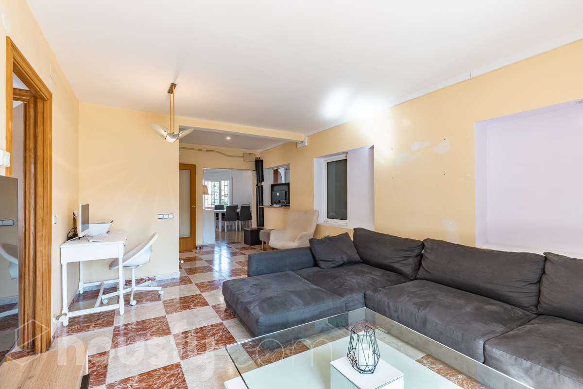 Housfy vende este amplio piso en Segur de Calafell, una vivienda que destaca por su amplitud, su distribución versátil y sus agradables espacios exteriores, ideal para quienes buscan comodidad y espacio para toda la familia. Con 120 m² útiles, la vivienda ofrece una distribución que incluye un salón-comedor, cocina equipada, 6 dormitorios y 3 baños. Destacan especialmente sus tres suites con baño privado, que aportan un extra de privacidad y comodidad, así como la posibilidad de disponer de espacios adicionales para teletrabajar, recibir invitados o adaptarlos a las necesidades de cada familia. En el exterior, la propiedad cuenta con un balcón con vistas al mar, una amplia terraza con zona de barbacoa, perfecta para disfrutar de comidas al aire libre y reuniones con familiares y amigos, y un patio ajardinado que ofrece un agradable espacio para relajarse. Además, la vivienda permite disfrutar de las zonas comunitarias, que incluyen piscina y jardín. Para completar sus prestaciones, dispone de dos plazas de garaje y un trastero de gran capacidad, ideales para ganar comodidad y espacio de almacenamiento. El inmueble cuenta con cédula de habitabilidad y reúne características muy atractivas para quienes buscan una vivienda espaciosa, con vistas al mar y diferentes ambientes para disfrutar tanto del interior como del exterior. Contacta con Housfy para obtener más información y concertar una visita. ¡Descubre todo lo que esta vivienda puede ofrecerte! Zona y entorno Respecto a la ubicación, se sitúa en Segur de Calafell, municipio de Tarragona. Esta propiedad se encuentra cerca de transporte público, colegios, supermercados y farmacias. Aviso legal El precio de venta no incluye gastos de la compraventa como notaría, registro, impuestos, ni tampoco honorarios agencia. Esta publicación no es vinculante. Consulta siempre la nota simple con Housfy antes de formalizar la compraventa. Sobre nosotros Housfy es la plataforma integral de servicios inmobiliarios. Nuestra combinación de expertos y tecnología pone al alcance de todo el mundo servicios cómodos, claros y seguros. AICAT número: 7922. Nos encargamos de la gestión y asesoramiento de la compra. ¡Olvídate de todo! Hacemos los trámites por ti. Y, si además necesitas financiación, ponemos a tu disposición un bróker hipotecario para ayudarte a conseguir las mejores condiciones para tu perfil económico. ¿Quieres visitarla? Contacta con Housfy y agenda tu visita sin compromiso. Más información en: housfy.com En cumplimiento de la Ley 8/2026 en Cataluña, el certificado de presencia o ausencia de amianto se encuentra en proceso de tramitación.-5