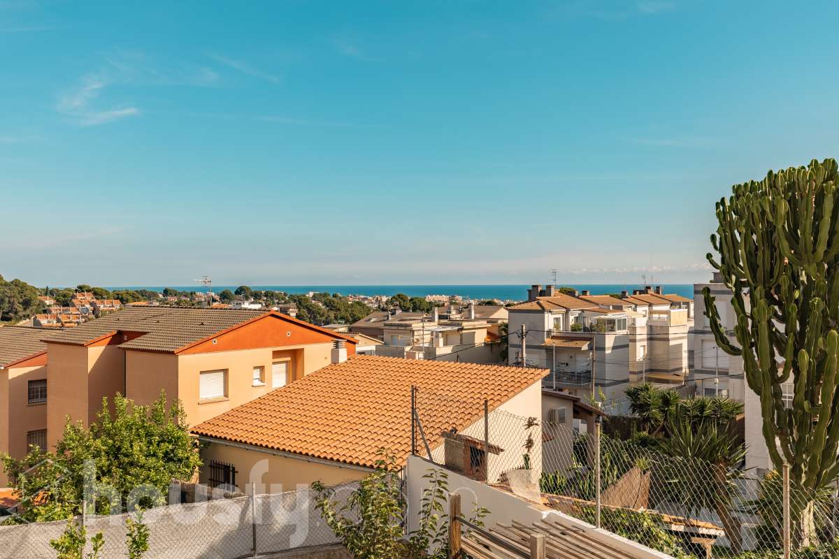 Housfy vende este amplio piso en Segur de Calafell, una vivienda que destaca por su amplitud, su distribución versátil y sus agradables espacios exteriores, ideal para quienes buscan comodidad y espacio para toda la familia. Con 120 m² útiles, la vivienda ofrece una distribución que incluye un salón-comedor, cocina equipada, 6 dormitorios y 3 baños. Destacan especialmente sus tres suites con baño privado, que aportan un extra de privacidad y comodidad, así como la posibilidad de disponer de espacios adicionales para teletrabajar, recibir invitados o adaptarlos a las necesidades de cada familia. En el exterior, la propiedad cuenta con un balcón con vistas al mar, una amplia terraza con zona de barbacoa, perfecta para disfrutar de comidas al aire libre y reuniones con familiares y amigos, y un patio ajardinado que ofrece un agradable espacio para relajarse. Además, la vivienda permite disfrutar de las zonas comunitarias, que incluyen piscina y jardín. Para completar sus prestaciones, dispone de dos plazas de garaje y un trastero de gran capacidad, ideales para ganar comodidad y espacio de almacenamiento. El inmueble cuenta con cédula de habitabilidad y reúne características muy atractivas para quienes buscan una vivienda espaciosa, con vistas al mar y diferentes ambientes para disfrutar tanto del interior como del exterior. Contacta con Housfy para obtener más información y concertar una visita. ¡Descubre todo lo que esta vivienda puede ofrecerte! Zona y entorno Respecto a la ubicación, se sitúa en Segur de Calafell, municipio de Tarragona. Esta propiedad se encuentra cerca de transporte público, colegios, supermercados y farmacias. Aviso legal El precio de venta no incluye gastos de la compraventa como notaría, registro, impuestos, ni tampoco honorarios agencia. Esta publicación no es vinculante. Consulta siempre la nota simple con Housfy antes de formalizar la compraventa. Sobre nosotros Housfy es la plataforma integral de servicios inmobiliarios. Nuestra combinación de expertos y tecnología pone al alcance de todo el mundo servicios cómodos, claros y seguros. AICAT número: 7922. Nos encargamos de la gestión y asesoramiento de la compra. ¡Olvídate de todo! Hacemos los trámites por ti. Y, si además necesitas financiación, ponemos a tu disposición un bróker hipotecario para ayudarte a conseguir las mejores condiciones para tu perfil económico. ¿Quieres visitarla? Contacta con Housfy y agenda tu visita sin compromiso. Más información en: housfy.com En cumplimiento de la Ley 8/2026 en Cataluña, el certificado de presencia o ausencia de amianto se encuentra en proceso de tramitación.-49