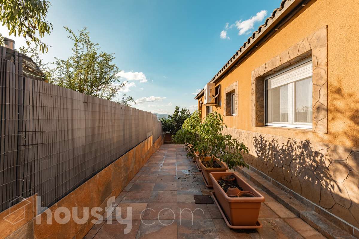 Housfy vende 🏡 amplia casa ubicada en Abrera, la cuál consta de 180 m2 verificados con la Dirección General de Catastro. Construido en el año: 2002. Distribución de estancias -Salón-comedor -4 Dormitorios -3 Baños -Cocina equipada Características específicas -Cédula de habitabilidad -Aire acondicionado -Trastero -Calefacción -Electrodomésticos -Gres/cerámica -Terraza -Piscina privada -Jardín privado -Chimenea -Lavadero -2 Plazas de garaje Zona y entorno Respecto a la ubicación, se sitúa en Abrera, municipio de Barcelona. Esta propiedad se encuentra cerca de transporte público. Aviso legal El precio de venta no incluye gastos de la compraventa como notaría, registro, impuestos, ni tampoco honorarios de agencia. Esta publicación no es vinculante. Consulta siempre la nota simple con Housfy antes de formalizar la compraventa. Sobre nosotros Housfy es la plataforma integral de servicios inmobiliarios. Nuestra combinación de expertos y tecnología pone al alcance de todo el mundo servicios cómodos, claros y seguros. AICAT número: 7922. Nos encargamos de la gestión y asesoramiento de la compra. ¡Olvídate de todo! Hacemos los trámites por ti. Y, si además necesitas financiación, ponemos a tu disposición un bróker hipotecario para ayudarte a conseguir las mejores condiciones para tu perfil económico. ¿Quieres visitarla? Contacta con Housfy y agenda tu visita sin compromiso. Más información en: housfy.com En cumplimiento de la Ley 8/2026 en Cataluña, el certificado de presencia o ausencia de amianto se encuentra en proceso de tramitación.-44