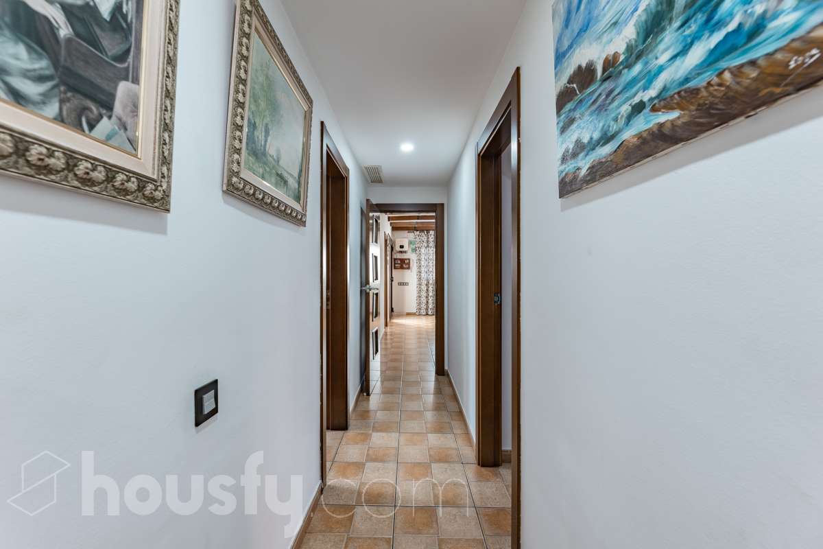 Housfy vende 🏡 amplia casa ubicada en Abrera, la cuál consta de 180 m2 verificados con la Dirección General de Catastro. Construido en el año: 2002. Distribución de estancias -Salón-comedor -4 Dormitorios -3 Baños -Cocina equipada Características específicas -Cédula de habitabilidad -Aire acondicionado -Trastero -Calefacción -Electrodomésticos -Gres/cerámica -Terraza -Piscina privada -Jardín privado -Chimenea -Lavadero -2 Plazas de garaje Zona y entorno Respecto a la ubicación, se sitúa en Abrera, municipio de Barcelona. Esta propiedad se encuentra cerca de transporte público. Aviso legal El precio de venta no incluye gastos de la compraventa como notaría, registro, impuestos, ni tampoco honorarios de agencia. Esta publicación no es vinculante. Consulta siempre la nota simple con Housfy antes de formalizar la compraventa. Sobre nosotros Housfy es la plataforma integral de servicios inmobiliarios. Nuestra combinación de expertos y tecnología pone al alcance de todo el mundo servicios cómodos, claros y seguros. AICAT número: 7922. Nos encargamos de la gestión y asesoramiento de la compra. ¡Olvídate de todo! Hacemos los trámites por ti. Y, si además necesitas financiación, ponemos a tu disposición un bróker hipotecario para ayudarte a conseguir las mejores condiciones para tu perfil económico. ¿Quieres visitarla? Contacta con Housfy y agenda tu visita sin compromiso. Más información en: housfy.com En cumplimiento de la Ley 8/2026 en Cataluña, el certificado de presencia o ausencia de amianto se encuentra en proceso de tramitación.-59