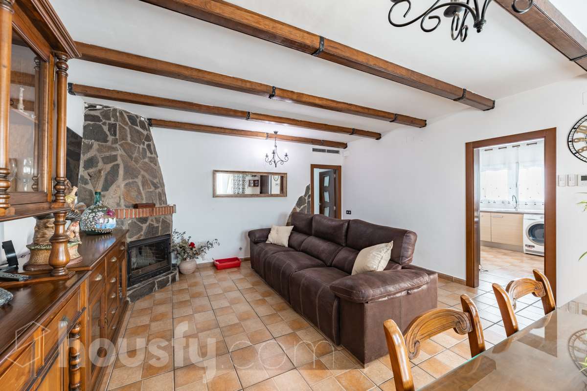 Housfy vende 🏡 amplia casa ubicada en Abrera, la cuál consta de 180 m2 verificados con la Dirección General de Catastro. Construido en el año: 2002. Distribución de estancias -Salón-comedor -4 Dormitorios -3 Baños -Cocina equipada Características específicas -Cédula de habitabilidad -Aire acondicionado -Trastero -Calefacción -Electrodomésticos -Gres/cerámica -Terraza -Piscina privada -Jardín privado -Chimenea -Lavadero -2 Plazas de garaje Zona y entorno Respecto a la ubicación, se sitúa en Abrera, municipio de Barcelona. Esta propiedad se encuentra cerca de transporte público. Aviso legal El precio de venta no incluye gastos de la compraventa como notaría, registro, impuestos, ni tampoco honorarios de agencia. Esta publicación no es vinculante. Consulta siempre la nota simple con Housfy antes de formalizar la compraventa. Sobre nosotros Housfy es la plataforma integral de servicios inmobiliarios. Nuestra combinación de expertos y tecnología pone al alcance de todo el mundo servicios cómodos, claros y seguros. AICAT número: 7922. Nos encargamos de la gestión y asesoramiento de la compra. ¡Olvídate de todo! Hacemos los trámites por ti. Y, si además necesitas financiación, ponemos a tu disposición un bróker hipotecario para ayudarte a conseguir las mejores condiciones para tu perfil económico. ¿Quieres visitarla? Contacta con Housfy y agenda tu visita sin compromiso. Más información en: housfy.com En cumplimiento de la Ley 8/2026 en Cataluña, el certificado de presencia o ausencia de amianto se encuentra en proceso de tramitación.-5