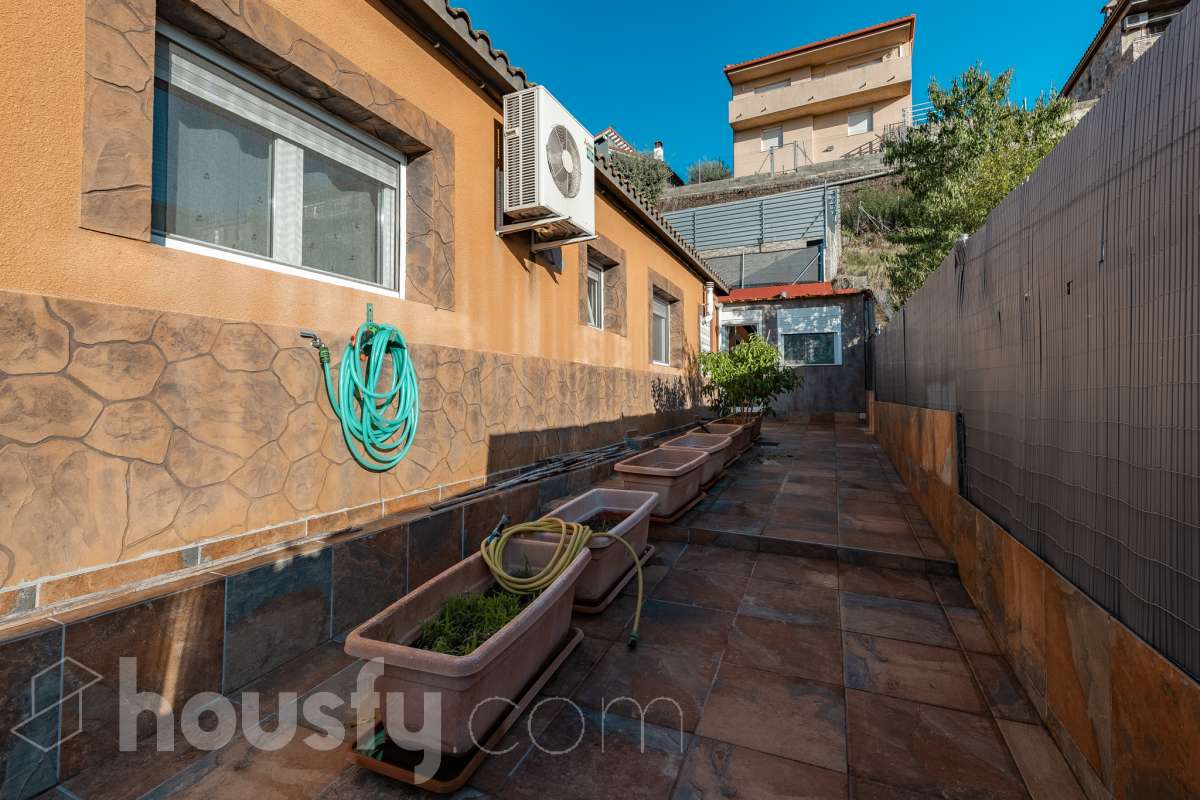 Housfy vende 🏡 amplia casa ubicada en Abrera, la cuál consta de 180 m2 verificados con la Dirección General de Catastro. Construido en el año: 2002. Distribución de estancias -Salón-comedor -4 Dormitorios -3 Baños -Cocina equipada Características específicas -Cédula de habitabilidad -Aire acondicionado -Trastero -Calefacción -Electrodomésticos -Gres/cerámica -Terraza -Piscina privada -Jardín privado -Chimenea -Lavadero -2 Plazas de garaje Zona y entorno Respecto a la ubicación, se sitúa en Abrera, municipio de Barcelona. Esta propiedad se encuentra cerca de transporte público. Aviso legal El precio de venta no incluye gastos de la compraventa como notaría, registro, impuestos, ni tampoco honorarios de agencia. Esta publicación no es vinculante. Consulta siempre la nota simple con Housfy antes de formalizar la compraventa. Sobre nosotros Housfy es la plataforma integral de servicios inmobiliarios. Nuestra combinación de expertos y tecnología pone al alcance de todo el mundo servicios cómodos, claros y seguros. AICAT número: 7922. Nos encargamos de la gestión y asesoramiento de la compra. ¡Olvídate de todo! Hacemos los trámites por ti. Y, si además necesitas financiación, ponemos a tu disposición un bróker hipotecario para ayudarte a conseguir las mejores condiciones para tu perfil económico. ¿Quieres visitarla? Contacta con Housfy y agenda tu visita sin compromiso. Más información en: housfy.com En cumplimiento de la Ley 8/2026 en Cataluña, el certificado de presencia o ausencia de amianto se encuentra en proceso de tramitación.-42