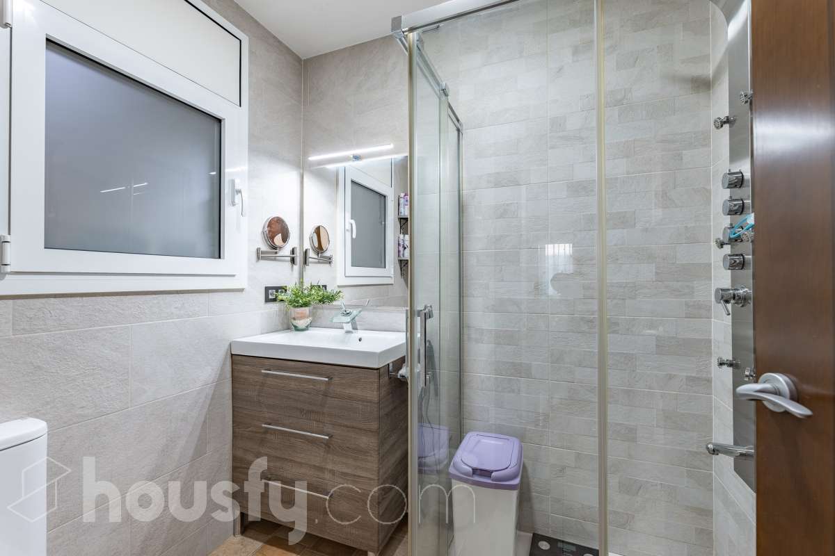 Housfy vende 🏡 amplia casa ubicada en Abrera, la cuál consta de 180 m2 verificados con la Dirección General de Catastro. Construido en el año: 2002. Distribución de estancias -Salón-comedor -4 Dormitorios -3 Baños -Cocina equipada Características específicas -Cédula de habitabilidad -Aire acondicionado -Trastero -Calefacción -Electrodomésticos -Gres/cerámica -Terraza -Piscina privada -Jardín privado -Chimenea -Lavadero -2 Plazas de garaje Zona y entorno Respecto a la ubicación, se sitúa en Abrera, municipio de Barcelona. Esta propiedad se encuentra cerca de transporte público. Aviso legal El precio de venta no incluye gastos de la compraventa como notaría, registro, impuestos, ni tampoco honorarios de agencia. Esta publicación no es vinculante. Consulta siempre la nota simple con Housfy antes de formalizar la compraventa. Sobre nosotros Housfy es la plataforma integral de servicios inmobiliarios. Nuestra combinación de expertos y tecnología pone al alcance de todo el mundo servicios cómodos, claros y seguros. AICAT número: 7922. Nos encargamos de la gestión y asesoramiento de la compra. ¡Olvídate de todo! Hacemos los trámites por ti. Y, si además necesitas financiación, ponemos a tu disposición un bróker hipotecario para ayudarte a conseguir las mejores condiciones para tu perfil económico. ¿Quieres visitarla? Contacta con Housfy y agenda tu visita sin compromiso. Más información en: housfy.com En cumplimiento de la Ley 8/2026 en Cataluña, el certificado de presencia o ausencia de amianto se encuentra en proceso de tramitación.-37