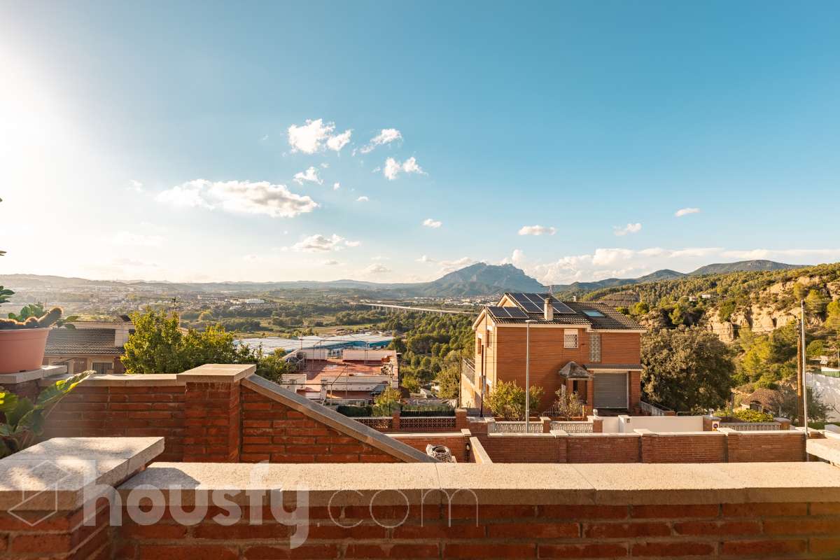 Housfy vende 🏡 amplia casa ubicada en Abrera, la cuál consta de 180 m2 verificados con la Dirección General de Catastro. Construido en el año: 2002. Distribución de estancias -Salón-comedor -4 Dormitorios -3 Baños -Cocina equipada Características específicas -Cédula de habitabilidad -Aire acondicionado -Trastero -Calefacción -Electrodomésticos -Gres/cerámica -Terraza -Piscina privada -Jardín privado -Chimenea -Lavadero -2 Plazas de garaje Zona y entorno Respecto a la ubicación, se sitúa en Abrera, municipio de Barcelona. Esta propiedad se encuentra cerca de transporte público. Aviso legal El precio de venta no incluye gastos de la compraventa como notaría, registro, impuestos, ni tampoco honorarios de agencia. Esta publicación no es vinculante. Consulta siempre la nota simple con Housfy antes de formalizar la compraventa. Sobre nosotros Housfy es la plataforma integral de servicios inmobiliarios. Nuestra combinación de expertos y tecnología pone al alcance de todo el mundo servicios cómodos, claros y seguros. AICAT número: 7922. Nos encargamos de la gestión y asesoramiento de la compra. ¡Olvídate de todo! Hacemos los trámites por ti. Y, si además necesitas financiación, ponemos a tu disposición un bróker hipotecario para ayudarte a conseguir las mejores condiciones para tu perfil económico. ¿Quieres visitarla? Contacta con Housfy y agenda tu visita sin compromiso. Más información en: housfy.com En cumplimiento de la Ley 8/2026 en Cataluña, el certificado de presencia o ausencia de amianto se encuentra en proceso de tramitación.-61