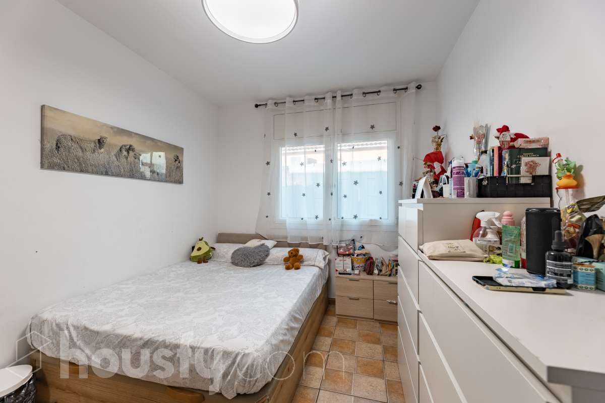 Housfy vende 🏡 amplia casa ubicada en Abrera, la cuál consta de 180 m2 verificados con la Dirección General de Catastro. Construido en el año: 2002. Distribución de estancias -Salón-comedor -4 Dormitorios -3 Baños -Cocina equipada Características específicas -Cédula de habitabilidad -Aire acondicionado -Trastero -Calefacción -Electrodomésticos -Gres/cerámica -Terraza -Piscina privada -Jardín privado -Chimenea -Lavadero -2 Plazas de garaje Zona y entorno Respecto a la ubicación, se sitúa en Abrera, municipio de Barcelona. Esta propiedad se encuentra cerca de transporte público. Aviso legal El precio de venta no incluye gastos de la compraventa como notaría, registro, impuestos, ni tampoco honorarios de agencia. Esta publicación no es vinculante. Consulta siempre la nota simple con Housfy antes de formalizar la compraventa. Sobre nosotros Housfy es la plataforma integral de servicios inmobiliarios. Nuestra combinación de expertos y tecnología pone al alcance de todo el mundo servicios cómodos, claros y seguros. AICAT número: 7922. Nos encargamos de la gestión y asesoramiento de la compra. ¡Olvídate de todo! Hacemos los trámites por ti. Y, si además necesitas financiación, ponemos a tu disposición un bróker hipotecario para ayudarte a conseguir las mejores condiciones para tu perfil económico. ¿Quieres visitarla? Contacta con Housfy y agenda tu visita sin compromiso. Más información en: housfy.com En cumplimiento de la Ley 8/2026 en Cataluña, el certificado de presencia o ausencia de amianto se encuentra en proceso de tramitación.-17