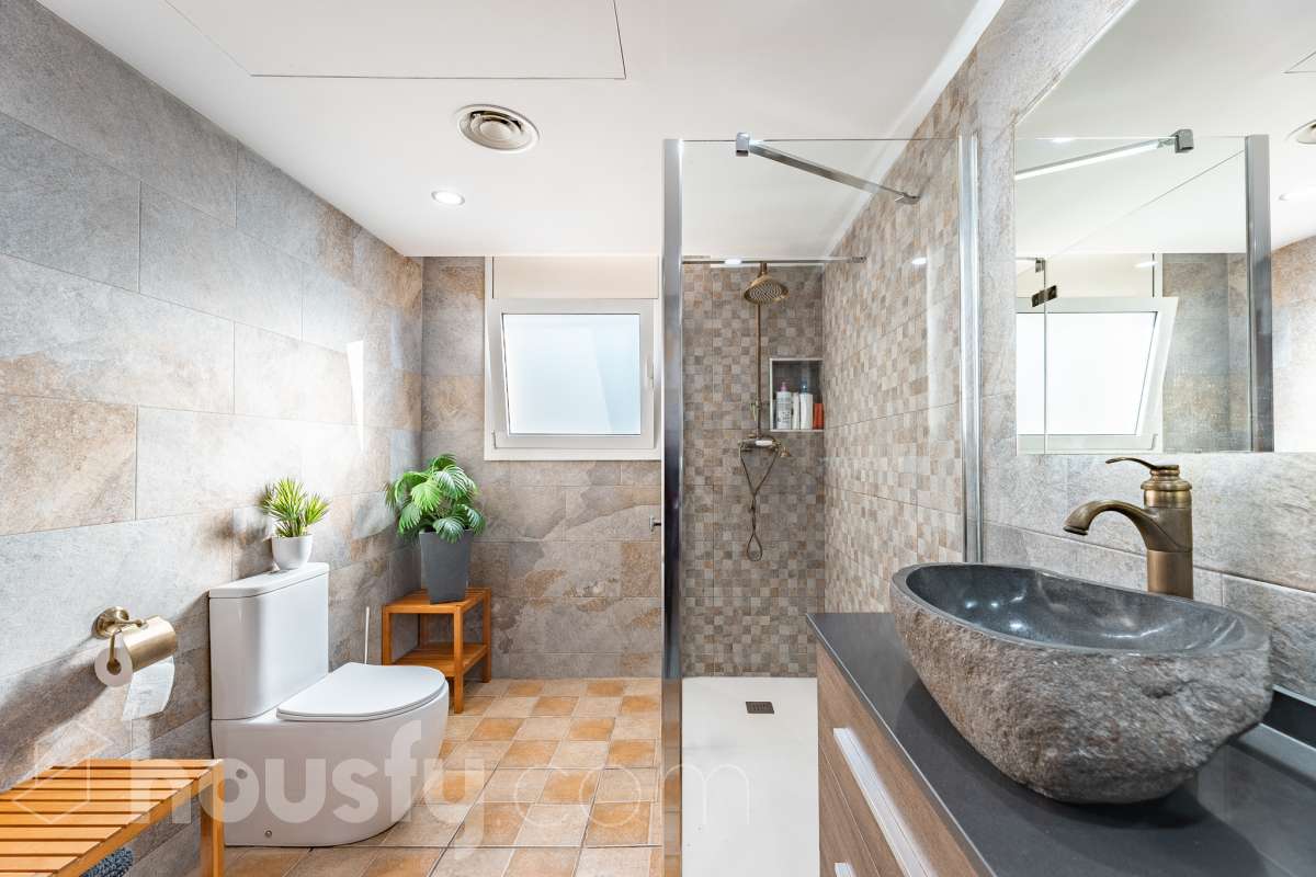 Housfy vende 🏡 amplia casa ubicada en Abrera, la cuál consta de 180 m2 verificados con la Dirección General de Catastro. Construido en el año: 2002. Distribución de estancias -Salón-comedor -4 Dormitorios -3 Baños -Cocina equipada Características específicas -Cédula de habitabilidad -Aire acondicionado -Trastero -Calefacción -Electrodomésticos -Gres/cerámica -Terraza -Piscina privada -Jardín privado -Chimenea -Lavadero -2 Plazas de garaje Zona y entorno Respecto a la ubicación, se sitúa en Abrera, municipio de Barcelona. Esta propiedad se encuentra cerca de transporte público. Aviso legal El precio de venta no incluye gastos de la compraventa como notaría, registro, impuestos, ni tampoco honorarios de agencia. Esta publicación no es vinculante. Consulta siempre la nota simple con Housfy antes de formalizar la compraventa. Sobre nosotros Housfy es la plataforma integral de servicios inmobiliarios. Nuestra combinación de expertos y tecnología pone al alcance de todo el mundo servicios cómodos, claros y seguros. AICAT número: 7922. Nos encargamos de la gestión y asesoramiento de la compra. ¡Olvídate de todo! Hacemos los trámites por ti. Y, si además necesitas financiación, ponemos a tu disposición un bróker hipotecario para ayudarte a conseguir las mejores condiciones para tu perfil económico. ¿Quieres visitarla? Contacta con Housfy y agenda tu visita sin compromiso. Más información en: housfy.com En cumplimiento de la Ley 8/2026 en Cataluña, el certificado de presencia o ausencia de amianto se encuentra en proceso de tramitación.-35