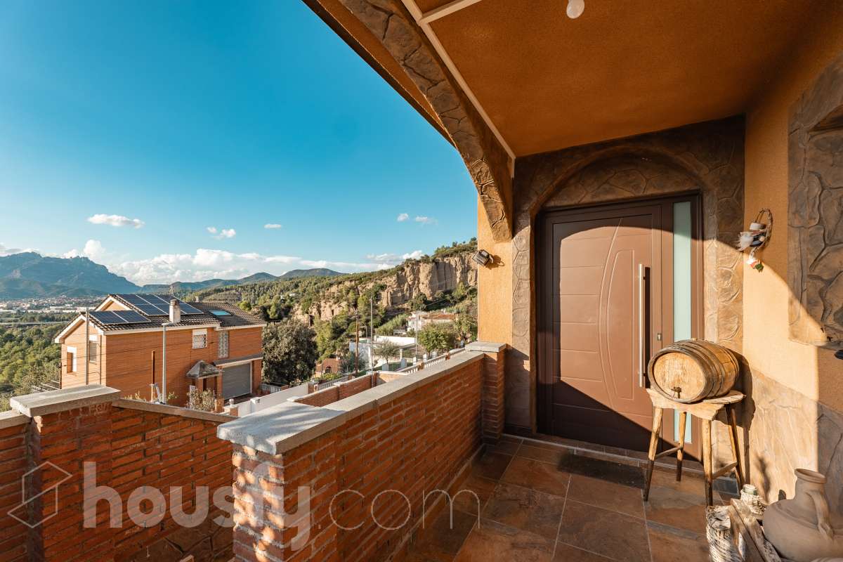 Housfy vende 🏡 amplia casa ubicada en Abrera, la cuál consta de 180 m2 verificados con la Dirección General de Catastro. Construido en el año: 2002. Distribución de estancias -Salón-comedor -4 Dormitorios -3 Baños -Cocina equipada Características específicas -Cédula de habitabilidad -Aire acondicionado -Trastero -Calefacción -Electrodomésticos -Gres/cerámica -Terraza -Piscina privada -Jardín privado -Chimenea -Lavadero -2 Plazas de garaje Zona y entorno Respecto a la ubicación, se sitúa en Abrera, municipio de Barcelona. Esta propiedad se encuentra cerca de transporte público. Aviso legal El precio de venta no incluye gastos de la compraventa como notaría, registro, impuestos, ni tampoco honorarios de agencia. Esta publicación no es vinculante. Consulta siempre la nota simple con Housfy antes de formalizar la compraventa. Sobre nosotros Housfy es la plataforma integral de servicios inmobiliarios. Nuestra combinación de expertos y tecnología pone al alcance de todo el mundo servicios cómodos, claros y seguros. AICAT número: 7922. Nos encargamos de la gestión y asesoramiento de la compra. ¡Olvídate de todo! Hacemos los trámites por ti. Y, si además necesitas financiación, ponemos a tu disposición un bróker hipotecario para ayudarte a conseguir las mejores condiciones para tu perfil económico. ¿Quieres visitarla? Contacta con Housfy y agenda tu visita sin compromiso. Más información en: housfy.com En cumplimiento de la Ley 8/2026 en Cataluña, el certificado de presencia o ausencia de amianto se encuentra en proceso de tramitación.-50