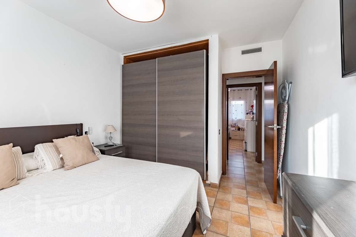 Housfy vende 🏡 amplia casa ubicada en Abrera, la cuál consta de 180 m2 verificados con la Dirección General de Catastro. Construido en el año: 2002. Distribución de estancias -Salón-comedor -4 Dormitorios -3 Baños -Cocina equipada Características específicas -Cédula de habitabilidad -Aire acondicionado -Trastero -Calefacción -Electrodomésticos -Gres/cerámica -Terraza -Piscina privada -Jardín privado -Chimenea -Lavadero -2 Plazas de garaje Zona y entorno Respecto a la ubicación, se sitúa en Abrera, municipio de Barcelona. Esta propiedad se encuentra cerca de transporte público. Aviso legal El precio de venta no incluye gastos de la compraventa como notaría, registro, impuestos, ni tampoco honorarios de agencia. Esta publicación no es vinculante. Consulta siempre la nota simple con Housfy antes de formalizar la compraventa. Sobre nosotros Housfy es la plataforma integral de servicios inmobiliarios. Nuestra combinación de expertos y tecnología pone al alcance de todo el mundo servicios cómodos, claros y seguros. AICAT número: 7922. Nos encargamos de la gestión y asesoramiento de la compra. ¡Olvídate de todo! Hacemos los trámites por ti. Y, si además necesitas financiación, ponemos a tu disposición un bróker hipotecario para ayudarte a conseguir las mejores condiciones para tu perfil económico. ¿Quieres visitarla? Contacta con Housfy y agenda tu visita sin compromiso. Más información en: housfy.com En cumplimiento de la Ley 8/2026 en Cataluña, el certificado de presencia o ausencia de amianto se encuentra en proceso de tramitación.-20