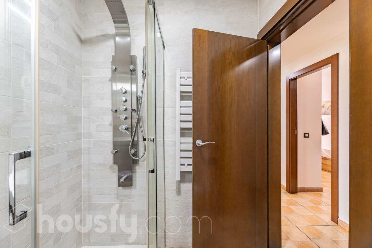 Housfy vende 🏡 amplia casa ubicada en Abrera, la cuál consta de 180 m2 verificados con la Dirección General de Catastro. Construido en el año: 2002. Distribución de estancias -Salón-comedor -4 Dormitorios -3 Baños -Cocina equipada Características específicas -Cédula de habitabilidad -Aire acondicionado -Trastero -Calefacción -Electrodomésticos -Gres/cerámica -Terraza -Piscina privada -Jardín privado -Chimenea -Lavadero -2 Plazas de garaje Zona y entorno Respecto a la ubicación, se sitúa en Abrera, municipio de Barcelona. Esta propiedad se encuentra cerca de transporte público. Aviso legal El precio de venta no incluye gastos de la compraventa como notaría, registro, impuestos, ni tampoco honorarios de agencia. Esta publicación no es vinculante. Consulta siempre la nota simple con Housfy antes de formalizar la compraventa. Sobre nosotros Housfy es la plataforma integral de servicios inmobiliarios. Nuestra combinación de expertos y tecnología pone al alcance de todo el mundo servicios cómodos, claros y seguros. AICAT número: 7922. Nos encargamos de la gestión y asesoramiento de la compra. ¡Olvídate de todo! Hacemos los trámites por ti. Y, si además necesitas financiación, ponemos a tu disposición un bróker hipotecario para ayudarte a conseguir las mejores condiciones para tu perfil económico. ¿Quieres visitarla? Contacta con Housfy y agenda tu visita sin compromiso. Más información en: housfy.com En cumplimiento de la Ley 8/2026 en Cataluña, el certificado de presencia o ausencia de amianto se encuentra en proceso de tramitación.-38