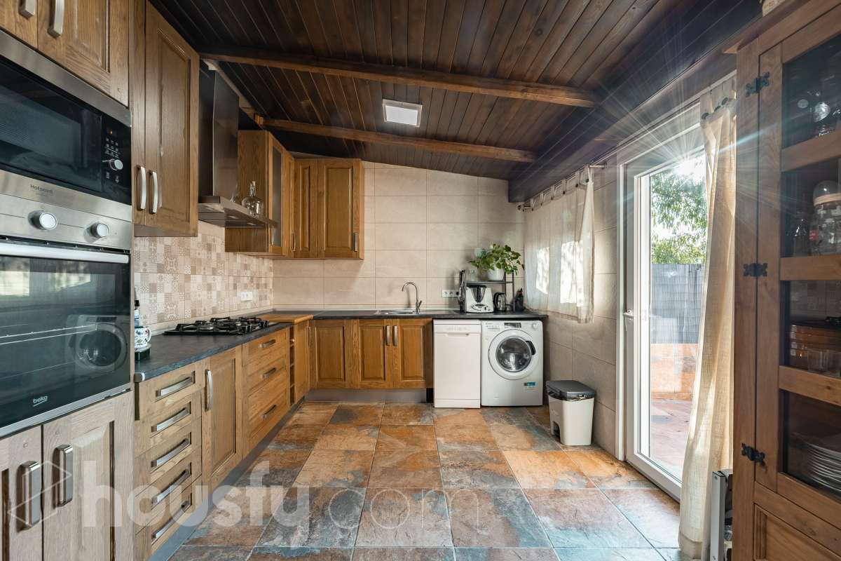 Housfy vende 🏡 amplia casa ubicada en Abrera, la cuál consta de 180 m2 verificados con la Dirección General de Catastro. Construido en el año: 2002. Distribución de estancias -Salón-comedor -4 Dormitorios -3 Baños -Cocina equipada Características específicas -Cédula de habitabilidad -Aire acondicionado -Trastero -Calefacción -Electrodomésticos -Gres/cerámica -Terraza -Piscina privada -Jardín privado -Chimenea -Lavadero -2 Plazas de garaje Zona y entorno Respecto a la ubicación, se sitúa en Abrera, municipio de Barcelona. Esta propiedad se encuentra cerca de transporte público. Aviso legal El precio de venta no incluye gastos de la compraventa como notaría, registro, impuestos, ni tampoco honorarios de agencia. Esta publicación no es vinculante. Consulta siempre la nota simple con Housfy antes de formalizar la compraventa. Sobre nosotros Housfy es la plataforma integral de servicios inmobiliarios. Nuestra combinación de expertos y tecnología pone al alcance de todo el mundo servicios cómodos, claros y seguros. AICAT número: 7922. Nos encargamos de la gestión y asesoramiento de la compra. ¡Olvídate de todo! Hacemos los trámites por ti. Y, si además necesitas financiación, ponemos a tu disposición un bróker hipotecario para ayudarte a conseguir las mejores condiciones para tu perfil económico. ¿Quieres visitarla? Contacta con Housfy y agenda tu visita sin compromiso. Más información en: housfy.com En cumplimiento de la Ley 8/2026 en Cataluña, el certificado de presencia o ausencia de amianto se encuentra en proceso de tramitación.-27
