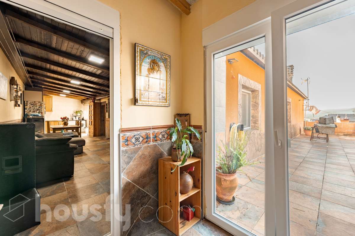 Housfy vende 🏡 amplia casa ubicada en Abrera, la cuál consta de 180 m2 verificados con la Dirección General de Catastro. Construido en el año: 2002. Distribución de estancias -Salón-comedor -4 Dormitorios -3 Baños -Cocina equipada Características específicas -Cédula de habitabilidad -Aire acondicionado -Trastero -Calefacción -Electrodomésticos -Gres/cerámica -Terraza -Piscina privada -Jardín privado -Chimenea -Lavadero -2 Plazas de garaje Zona y entorno Respecto a la ubicación, se sitúa en Abrera, municipio de Barcelona. Esta propiedad se encuentra cerca de transporte público. Aviso legal El precio de venta no incluye gastos de la compraventa como notaría, registro, impuestos, ni tampoco honorarios de agencia. Esta publicación no es vinculante. Consulta siempre la nota simple con Housfy antes de formalizar la compraventa. Sobre nosotros Housfy es la plataforma integral de servicios inmobiliarios. Nuestra combinación de expertos y tecnología pone al alcance de todo el mundo servicios cómodos, claros y seguros. AICAT número: 7922. Nos encargamos de la gestión y asesoramiento de la compra. ¡Olvídate de todo! Hacemos los trámites por ti. Y, si además necesitas financiación, ponemos a tu disposición un bróker hipotecario para ayudarte a conseguir las mejores condiciones para tu perfil económico. ¿Quieres visitarla? Contacta con Housfy y agenda tu visita sin compromiso. Más información en: housfy.com En cumplimiento de la Ley 8/2026 en Cataluña, el certificado de presencia o ausencia de amianto se encuentra en proceso de tramitación.-13