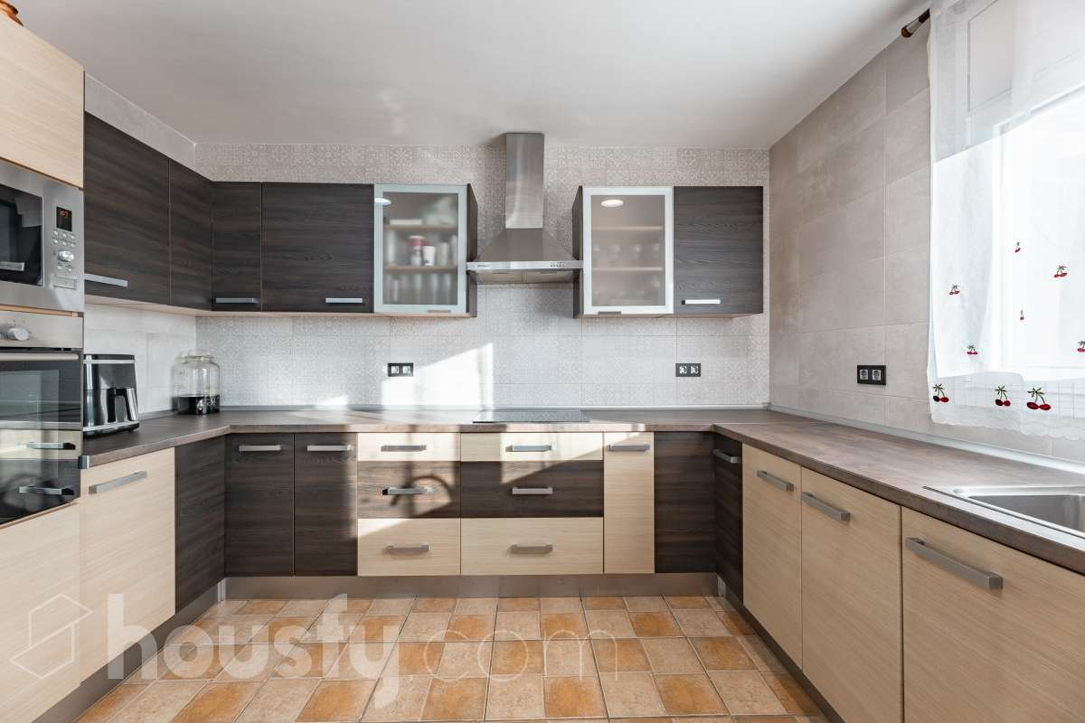 Housfy vende 🏡 amplia casa ubicada en Abrera, la cuál consta de 180 m2 verificados con la Dirección General de Catastro. Construido en el año: 2002. Distribución de estancias -Salón-comedor -4 Dormitorios -3 Baños -Cocina equipada Características específicas -Cédula de habitabilidad -Aire acondicionado -Trastero -Calefacción -Electrodomésticos -Gres/cerámica -Terraza -Piscina privada -Jardín privado -Chimenea -Lavadero -2 Plazas de garaje Zona y entorno Respecto a la ubicación, se sitúa en Abrera, municipio de Barcelona. Esta propiedad se encuentra cerca de transporte público. Aviso legal El precio de venta no incluye gastos de la compraventa como notaría, registro, impuestos, ni tampoco honorarios de agencia. Esta publicación no es vinculante. Consulta siempre la nota simple con Housfy antes de formalizar la compraventa. Sobre nosotros Housfy es la plataforma integral de servicios inmobiliarios. Nuestra combinación de expertos y tecnología pone al alcance de todo el mundo servicios cómodos, claros y seguros. AICAT número: 7922. Nos encargamos de la gestión y asesoramiento de la compra. ¡Olvídate de todo! Hacemos los trámites por ti. Y, si además necesitas financiación, ponemos a tu disposición un bróker hipotecario para ayudarte a conseguir las mejores condiciones para tu perfil económico. ¿Quieres visitarla? Contacta con Housfy y agenda tu visita sin compromiso. Más información en: housfy.com En cumplimiento de la Ley 8/2026 en Cataluña, el certificado de presencia o ausencia de amianto se encuentra en proceso de tramitación.-23