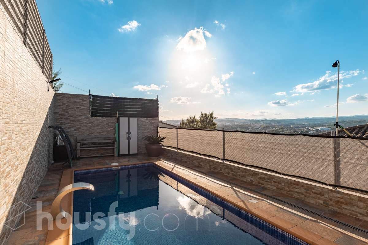 Housfy vende 🏡 amplia casa ubicada en Abrera, la cuál consta de 180 m2 verificados con la Dirección General de Catastro. Construido en el año: 2002. Distribución de estancias -Salón-comedor -4 Dormitorios -3 Baños -Cocina equipada Características específicas -Cédula de habitabilidad -Aire acondicionado -Trastero -Calefacción -Electrodomésticos -Gres/cerámica -Terraza -Piscina privada -Jardín privado -Chimenea -Lavadero -2 Plazas de garaje Zona y entorno Respecto a la ubicación, se sitúa en Abrera, municipio de Barcelona. Esta propiedad se encuentra cerca de transporte público. Aviso legal El precio de venta no incluye gastos de la compraventa como notaría, registro, impuestos, ni tampoco honorarios de agencia. Esta publicación no es vinculante. Consulta siempre la nota simple con Housfy antes de formalizar la compraventa. Sobre nosotros Housfy es la plataforma integral de servicios inmobiliarios. Nuestra combinación de expertos y tecnología pone al alcance de todo el mundo servicios cómodos, claros y seguros. AICAT número: 7922. Nos encargamos de la gestión y asesoramiento de la compra. ¡Olvídate de todo! Hacemos los trámites por ti. Y, si además necesitas financiación, ponemos a tu disposición un bróker hipotecario para ayudarte a conseguir las mejores condiciones para tu perfil económico. ¿Quieres visitarla? Contacta con Housfy y agenda tu visita sin compromiso. Más información en: housfy.com En cumplimiento de la Ley 8/2026 en Cataluña, el certificado de presencia o ausencia de amianto se encuentra en proceso de tramitación.-53