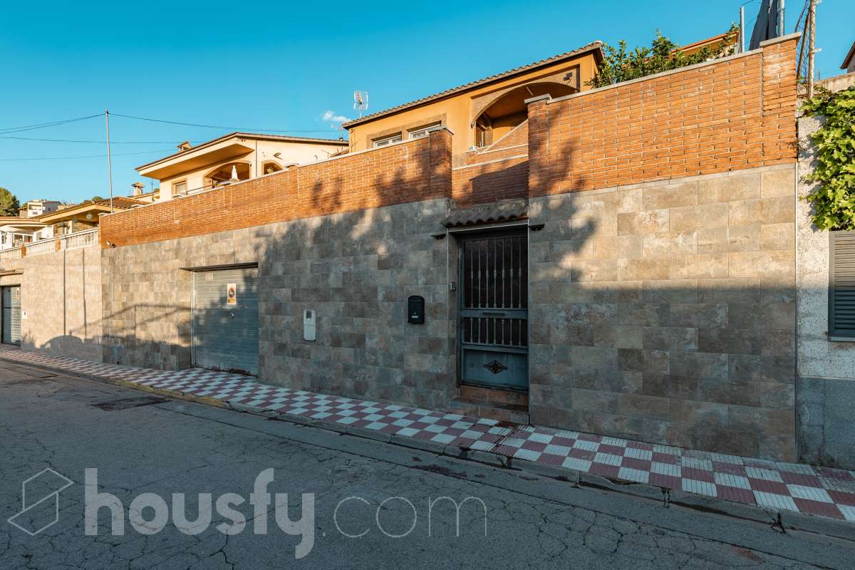 Housfy vende 🏡 amplia casa ubicada en Abrera, la cuál consta de 180 m2 verificados con la Dirección General de Catastro. Construido en el año: 2002. Distribución de estancias -Salón-comedor -4 Dormitorios -3 Baños -Cocina equipada Características específicas -Cédula de habitabilidad -Aire acondicionado -Trastero -Calefacción -Electrodomésticos -Gres/cerámica -Terraza -Piscina privada -Jardín privado -Chimenea -Lavadero -2 Plazas de garaje Zona y entorno Respecto a la ubicación, se sitúa en Abrera, municipio de Barcelona. Esta propiedad se encuentra cerca de transporte público. Aviso legal El precio de venta no incluye gastos de la compraventa como notaría, registro, impuestos, ni tampoco honorarios de agencia. Esta publicación no es vinculante. Consulta siempre la nota simple con Housfy antes de formalizar la compraventa. Sobre nosotros Housfy es la plataforma integral de servicios inmobiliarios. Nuestra combinación de expertos y tecnología pone al alcance de todo el mundo servicios cómodos, claros y seguros. AICAT número: 7922. Nos encargamos de la gestión y asesoramiento de la compra. ¡Olvídate de todo! Hacemos los trámites por ti. Y, si además necesitas financiación, ponemos a tu disposición un bróker hipotecario para ayudarte a conseguir las mejores condiciones para tu perfil económico. ¿Quieres visitarla? Contacta con Housfy y agenda tu visita sin compromiso. Más información en: housfy.com En cumplimiento de la Ley 8/2026 en Cataluña, el certificado de presencia o ausencia de amianto se encuentra en proceso de tramitación.-63