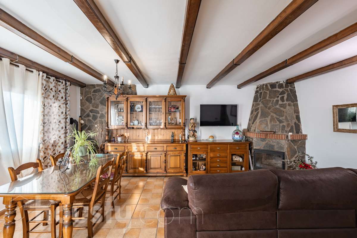 Housfy vende 🏡 amplia casa ubicada en Abrera, la cuál consta de 180 m2 verificados con la Dirección General de Catastro. Construido en el año: 2002. Distribución de estancias -Salón-comedor -4 Dormitorios -3 Baños -Cocina equipada Características específicas -Cédula de habitabilidad -Aire acondicionado -Trastero -Calefacción -Electrodomésticos -Gres/cerámica -Terraza -Piscina privada -Jardín privado -Chimenea -Lavadero -2 Plazas de garaje Zona y entorno Respecto a la ubicación, se sitúa en Abrera, municipio de Barcelona. Esta propiedad se encuentra cerca de transporte público. Aviso legal El precio de venta no incluye gastos de la compraventa como notaría, registro, impuestos, ni tampoco honorarios de agencia. Esta publicación no es vinculante. Consulta siempre la nota simple con Housfy antes de formalizar la compraventa. Sobre nosotros Housfy es la plataforma integral de servicios inmobiliarios. Nuestra combinación de expertos y tecnología pone al alcance de todo el mundo servicios cómodos, claros y seguros. AICAT número: 7922. Nos encargamos de la gestión y asesoramiento de la compra. ¡Olvídate de todo! Hacemos los trámites por ti. Y, si además necesitas financiación, ponemos a tu disposición un bróker hipotecario para ayudarte a conseguir las mejores condiciones para tu perfil económico. ¿Quieres visitarla? Contacta con Housfy y agenda tu visita sin compromiso. Más información en: housfy.com En cumplimiento de la Ley 8/2026 en Cataluña, el certificado de presencia o ausencia de amianto se encuentra en proceso de tramitación.-3