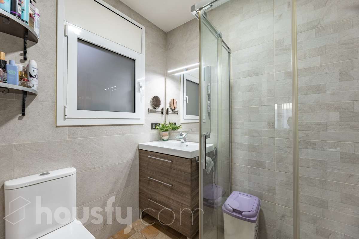 Housfy vende 🏡 amplia casa ubicada en Abrera, la cuál consta de 180 m2 verificados con la Dirección General de Catastro. Construido en el año: 2002. Distribución de estancias -Salón-comedor -4 Dormitorios -3 Baños -Cocina equipada Características específicas -Cédula de habitabilidad -Aire acondicionado -Trastero -Calefacción -Electrodomésticos -Gres/cerámica -Terraza -Piscina privada -Jardín privado -Chimenea -Lavadero -2 Plazas de garaje Zona y entorno Respecto a la ubicación, se sitúa en Abrera, municipio de Barcelona. Esta propiedad se encuentra cerca de transporte público. Aviso legal El precio de venta no incluye gastos de la compraventa como notaría, registro, impuestos, ni tampoco honorarios de agencia. Esta publicación no es vinculante. Consulta siempre la nota simple con Housfy antes de formalizar la compraventa. Sobre nosotros Housfy es la plataforma integral de servicios inmobiliarios. Nuestra combinación de expertos y tecnología pone al alcance de todo el mundo servicios cómodos, claros y seguros. AICAT número: 7922. Nos encargamos de la gestión y asesoramiento de la compra. ¡Olvídate de todo! Hacemos los trámites por ti. Y, si además necesitas financiación, ponemos a tu disposición un bróker hipotecario para ayudarte a conseguir las mejores condiciones para tu perfil económico. ¿Quieres visitarla? Contacta con Housfy y agenda tu visita sin compromiso. Más información en: housfy.com En cumplimiento de la Ley 8/2026 en Cataluña, el certificado de presencia o ausencia de amianto se encuentra en proceso de tramitación.-36