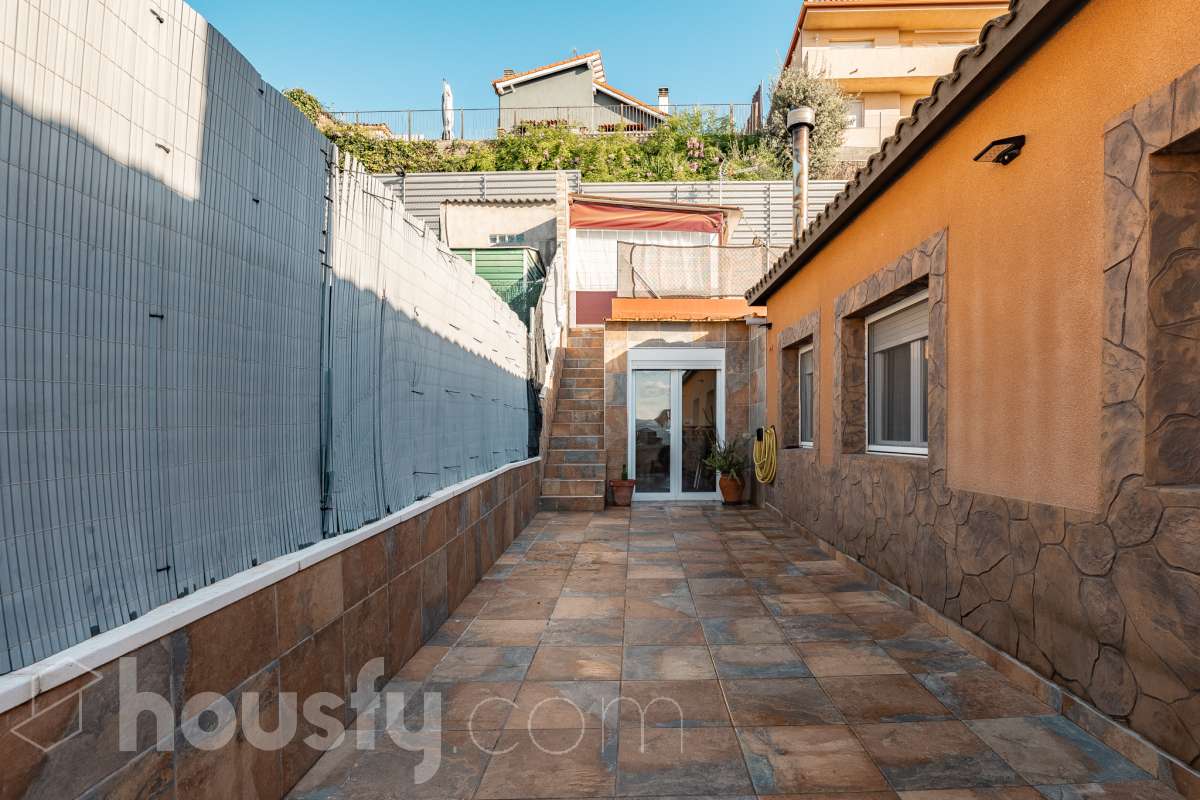 Housfy vende 🏡 amplia casa ubicada en Abrera, la cuál consta de 180 m2 verificados con la Dirección General de Catastro. Construido en el año: 2002. Distribución de estancias -Salón-comedor -4 Dormitorios -3 Baños -Cocina equipada Características específicas -Cédula de habitabilidad -Aire acondicionado -Trastero -Calefacción -Electrodomésticos -Gres/cerámica -Terraza -Piscina privada -Jardín privado -Chimenea -Lavadero -2 Plazas de garaje Zona y entorno Respecto a la ubicación, se sitúa en Abrera, municipio de Barcelona. Esta propiedad se encuentra cerca de transporte público. Aviso legal El precio de venta no incluye gastos de la compraventa como notaría, registro, impuestos, ni tampoco honorarios de agencia. Esta publicación no es vinculante. Consulta siempre la nota simple con Housfy antes de formalizar la compraventa. Sobre nosotros Housfy es la plataforma integral de servicios inmobiliarios. Nuestra combinación de expertos y tecnología pone al alcance de todo el mundo servicios cómodos, claros y seguros. AICAT número: 7922. Nos encargamos de la gestión y asesoramiento de la compra. ¡Olvídate de todo! Hacemos los trámites por ti. Y, si además necesitas financiación, ponemos a tu disposición un bróker hipotecario para ayudarte a conseguir las mejores condiciones para tu perfil económico. ¿Quieres visitarla? Contacta con Housfy y agenda tu visita sin compromiso. Más información en: housfy.com En cumplimiento de la Ley 8/2026 en Cataluña, el certificado de presencia o ausencia de amianto se encuentra en proceso de tramitación.-41