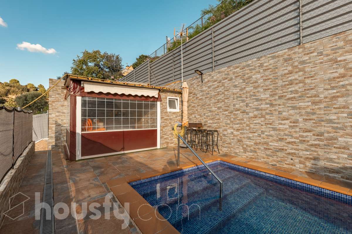 Housfy vende 🏡 amplia casa ubicada en Abrera, la cuál consta de 180 m2 verificados con la Dirección General de Catastro. Construido en el año: 2002. Distribución de estancias -Salón-comedor -4 Dormitorios -3 Baños -Cocina equipada Características específicas -Cédula de habitabilidad -Aire acondicionado -Trastero -Calefacción -Electrodomésticos -Gres/cerámica -Terraza -Piscina privada -Jardín privado -Chimenea -Lavadero -2 Plazas de garaje Zona y entorno Respecto a la ubicación, se sitúa en Abrera, municipio de Barcelona. Esta propiedad se encuentra cerca de transporte público. Aviso legal El precio de venta no incluye gastos de la compraventa como notaría, registro, impuestos, ni tampoco honorarios de agencia. Esta publicación no es vinculante. Consulta siempre la nota simple con Housfy antes de formalizar la compraventa. Sobre nosotros Housfy es la plataforma integral de servicios inmobiliarios. Nuestra combinación de expertos y tecnología pone al alcance de todo el mundo servicios cómodos, claros y seguros. AICAT número: 7922. Nos encargamos de la gestión y asesoramiento de la compra. ¡Olvídate de todo! Hacemos los trámites por ti. Y, si además necesitas financiación, ponemos a tu disposición un bróker hipotecario para ayudarte a conseguir las mejores condiciones para tu perfil económico. ¿Quieres visitarla? Contacta con Housfy y agenda tu visita sin compromiso. Más información en: housfy.com En cumplimiento de la Ley 8/2026 en Cataluña, el certificado de presencia o ausencia de amianto se encuentra en proceso de tramitación.-55