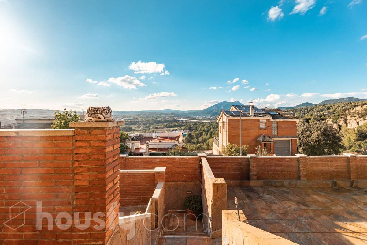 Housfy vende 🏡 amplia casa ubicada en Abrera, la cuál consta de 180 m2 verificados con la Dirección General de Catastro. Construido en el año: 2002. Distribución de estancias -Salón-comedor -4 Dormitorios -3 Baños -Cocina equipada Características específicas -Cédula de habitabilidad -Aire acondicionado -Trastero -Calefacción -Electrodomésticos -Gres/cerámica -Terraza -Piscina privada -Jardín privado -Chimenea -Lavadero -2 Plazas de garaje Zona y entorno Respecto a la ubicación, se sitúa en Abrera, municipio de Barcelona. Esta propiedad se encuentra cerca de transporte público. Aviso legal El precio de venta no incluye gastos de la compraventa como notaría, registro, impuestos, ni tampoco honorarios de agencia. Esta publicación no es vinculante. Consulta siempre la nota simple con Housfy antes de formalizar la compraventa. Sobre nosotros Housfy es la plataforma integral de servicios inmobiliarios. Nuestra combinación de expertos y tecnología pone al alcance de todo el mundo servicios cómodos, claros y seguros. AICAT número: 7922. Nos encargamos de la gestión y asesoramiento de la compra. ¡Olvídate de todo! Hacemos los trámites por ti. Y, si además necesitas financiación, ponemos a tu disposición un bróker hipotecario para ayudarte a conseguir las mejores condiciones para tu perfil económico. ¿Quieres visitarla? Contacta con Housfy y agenda tu visita sin compromiso. Más información en: housfy.com En cumplimiento de la Ley 8/2026 en Cataluña, el certificado de presencia o ausencia de amianto se encuentra en proceso de tramitación.-45