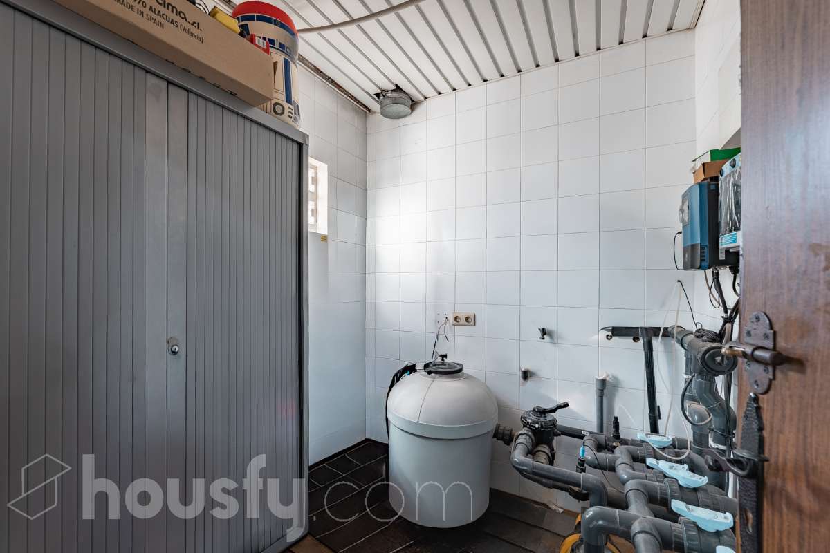 Housfy vende 🏡 amplia casa ubicada en Abrera, la cuál consta de 180 m2 verificados con la Dirección General de Catastro. Construido en el año: 2002. Distribución de estancias -Salón-comedor -4 Dormitorios -3 Baños -Cocina equipada Características específicas -Cédula de habitabilidad -Aire acondicionado -Trastero -Calefacción -Electrodomésticos -Gres/cerámica -Terraza -Piscina privada -Jardín privado -Chimenea -Lavadero -2 Plazas de garaje Zona y entorno Respecto a la ubicación, se sitúa en Abrera, municipio de Barcelona. Esta propiedad se encuentra cerca de transporte público. Aviso legal El precio de venta no incluye gastos de la compraventa como notaría, registro, impuestos, ni tampoco honorarios de agencia. Esta publicación no es vinculante. Consulta siempre la nota simple con Housfy antes de formalizar la compraventa. Sobre nosotros Housfy es la plataforma integral de servicios inmobiliarios. Nuestra combinación de expertos y tecnología pone al alcance de todo el mundo servicios cómodos, claros y seguros. AICAT número: 7922. Nos encargamos de la gestión y asesoramiento de la compra. ¡Olvídate de todo! Hacemos los trámites por ti. Y, si además necesitas financiación, ponemos a tu disposición un bróker hipotecario para ayudarte a conseguir las mejores condiciones para tu perfil económico. ¿Quieres visitarla? Contacta con Housfy y agenda tu visita sin compromiso. Más información en: housfy.com En cumplimiento de la Ley 8/2026 en Cataluña, el certificado de presencia o ausencia de amianto se encuentra en proceso de tramitación.-56