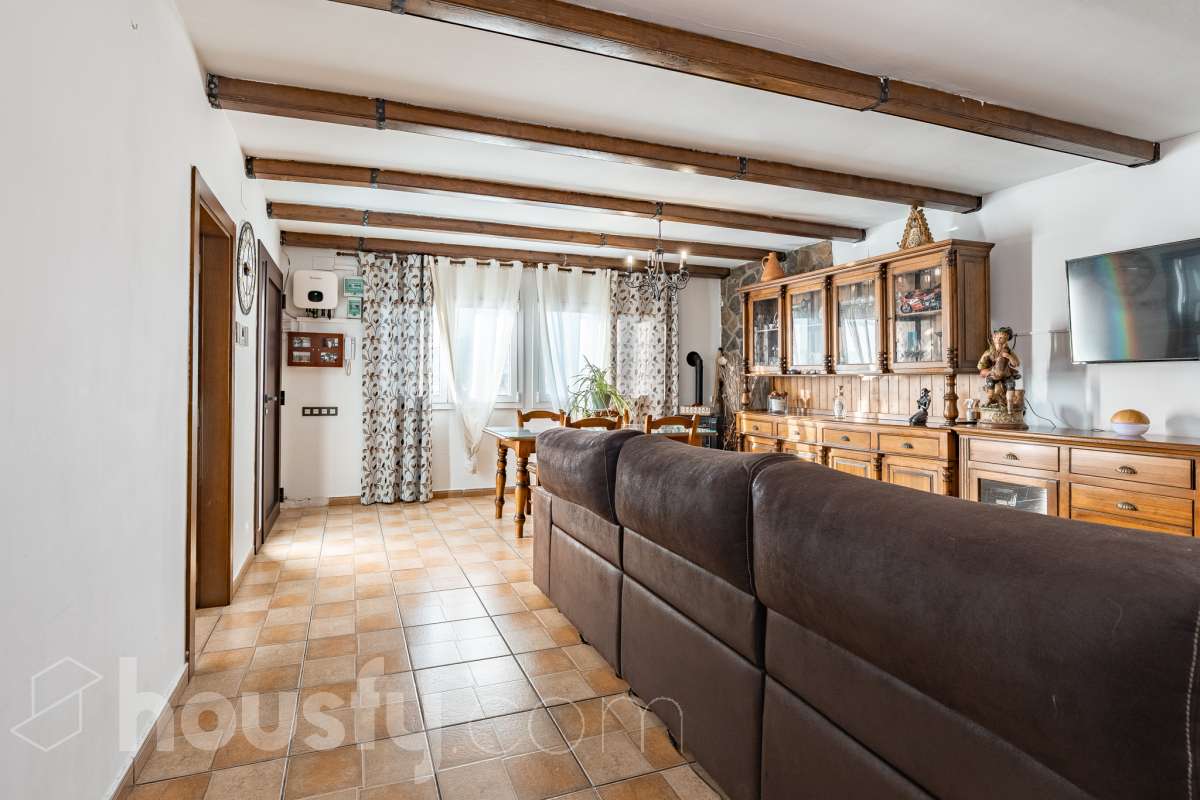 Housfy vende 🏡 amplia casa ubicada en Abrera, la cuál consta de 180 m2 verificados con la Dirección General de Catastro. Construido en el año: 2002. Distribución de estancias -Salón-comedor -4 Dormitorios -3 Baños -Cocina equipada Características específicas -Cédula de habitabilidad -Aire acondicionado -Trastero -Calefacción -Electrodomésticos -Gres/cerámica -Terraza -Piscina privada -Jardín privado -Chimenea -Lavadero -2 Plazas de garaje Zona y entorno Respecto a la ubicación, se sitúa en Abrera, municipio de Barcelona. Esta propiedad se encuentra cerca de transporte público. Aviso legal El precio de venta no incluye gastos de la compraventa como notaría, registro, impuestos, ni tampoco honorarios de agencia. Esta publicación no es vinculante. Consulta siempre la nota simple con Housfy antes de formalizar la compraventa. Sobre nosotros Housfy es la plataforma integral de servicios inmobiliarios. Nuestra combinación de expertos y tecnología pone al alcance de todo el mundo servicios cómodos, claros y seguros. AICAT número: 7922. Nos encargamos de la gestión y asesoramiento de la compra. ¡Olvídate de todo! Hacemos los trámites por ti. Y, si además necesitas financiación, ponemos a tu disposición un bróker hipotecario para ayudarte a conseguir las mejores condiciones para tu perfil económico. ¿Quieres visitarla? Contacta con Housfy y agenda tu visita sin compromiso. Más información en: housfy.com En cumplimiento de la Ley 8/2026 en Cataluña, el certificado de presencia o ausencia de amianto se encuentra en proceso de tramitación.-2