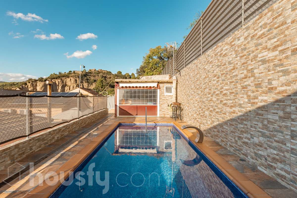 Housfy vende 🏡 amplia casa ubicada en Abrera, la cuál consta de 180 m2 verificados con la Dirección General de Catastro. Construido en el año: 2002. Distribución de estancias -Salón-comedor -4 Dormitorios -3 Baños -Cocina equipada Características específicas -Cédula de habitabilidad -Aire acondicionado -Trastero -Calefacción -Electrodomésticos -Gres/cerámica -Terraza -Piscina privada -Jardín privado -Chimenea -Lavadero -2 Plazas de garaje Zona y entorno Respecto a la ubicación, se sitúa en Abrera, municipio de Barcelona. Esta propiedad se encuentra cerca de transporte público. Aviso legal El precio de venta no incluye gastos de la compraventa como notaría, registro, impuestos, ni tampoco honorarios de agencia. Esta publicación no es vinculante. Consulta siempre la nota simple con Housfy antes de formalizar la compraventa. Sobre nosotros Housfy es la plataforma integral de servicios inmobiliarios. Nuestra combinación de expertos y tecnología pone al alcance de todo el mundo servicios cómodos, claros y seguros. AICAT número: 7922. Nos encargamos de la gestión y asesoramiento de la compra. ¡Olvídate de todo! Hacemos los trámites por ti. Y, si además necesitas financiación, ponemos a tu disposición un bróker hipotecario para ayudarte a conseguir las mejores condiciones para tu perfil económico. ¿Quieres visitarla? Contacta con Housfy y agenda tu visita sin compromiso. Más información en: housfy.com En cumplimiento de la Ley 8/2026 en Cataluña, el certificado de presencia o ausencia de amianto se encuentra en proceso de tramitación.-54