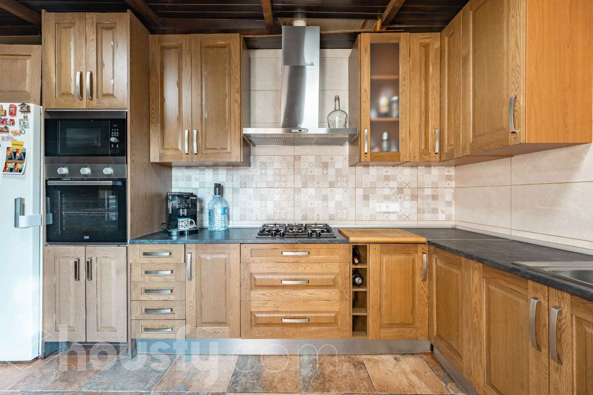 Housfy vende 🏡 amplia casa ubicada en Abrera, la cuál consta de 180 m2 verificados con la Dirección General de Catastro. Construido en el año: 2002. Distribución de estancias -Salón-comedor -4 Dormitorios -3 Baños -Cocina equipada Características específicas -Cédula de habitabilidad -Aire acondicionado -Trastero -Calefacción -Electrodomésticos -Gres/cerámica -Terraza -Piscina privada -Jardín privado -Chimenea -Lavadero -2 Plazas de garaje Zona y entorno Respecto a la ubicación, se sitúa en Abrera, municipio de Barcelona. Esta propiedad se encuentra cerca de transporte público. Aviso legal El precio de venta no incluye gastos de la compraventa como notaría, registro, impuestos, ni tampoco honorarios de agencia. Esta publicación no es vinculante. Consulta siempre la nota simple con Housfy antes de formalizar la compraventa. Sobre nosotros Housfy es la plataforma integral de servicios inmobiliarios. Nuestra combinación de expertos y tecnología pone al alcance de todo el mundo servicios cómodos, claros y seguros. AICAT número: 7922. Nos encargamos de la gestión y asesoramiento de la compra. ¡Olvídate de todo! Hacemos los trámites por ti. Y, si además necesitas financiación, ponemos a tu disposición un bróker hipotecario para ayudarte a conseguir las mejores condiciones para tu perfil económico. ¿Quieres visitarla? Contacta con Housfy y agenda tu visita sin compromiso. Más información en: housfy.com En cumplimiento de la Ley 8/2026 en Cataluña, el certificado de presencia o ausencia de amianto se encuentra en proceso de tramitación.-30