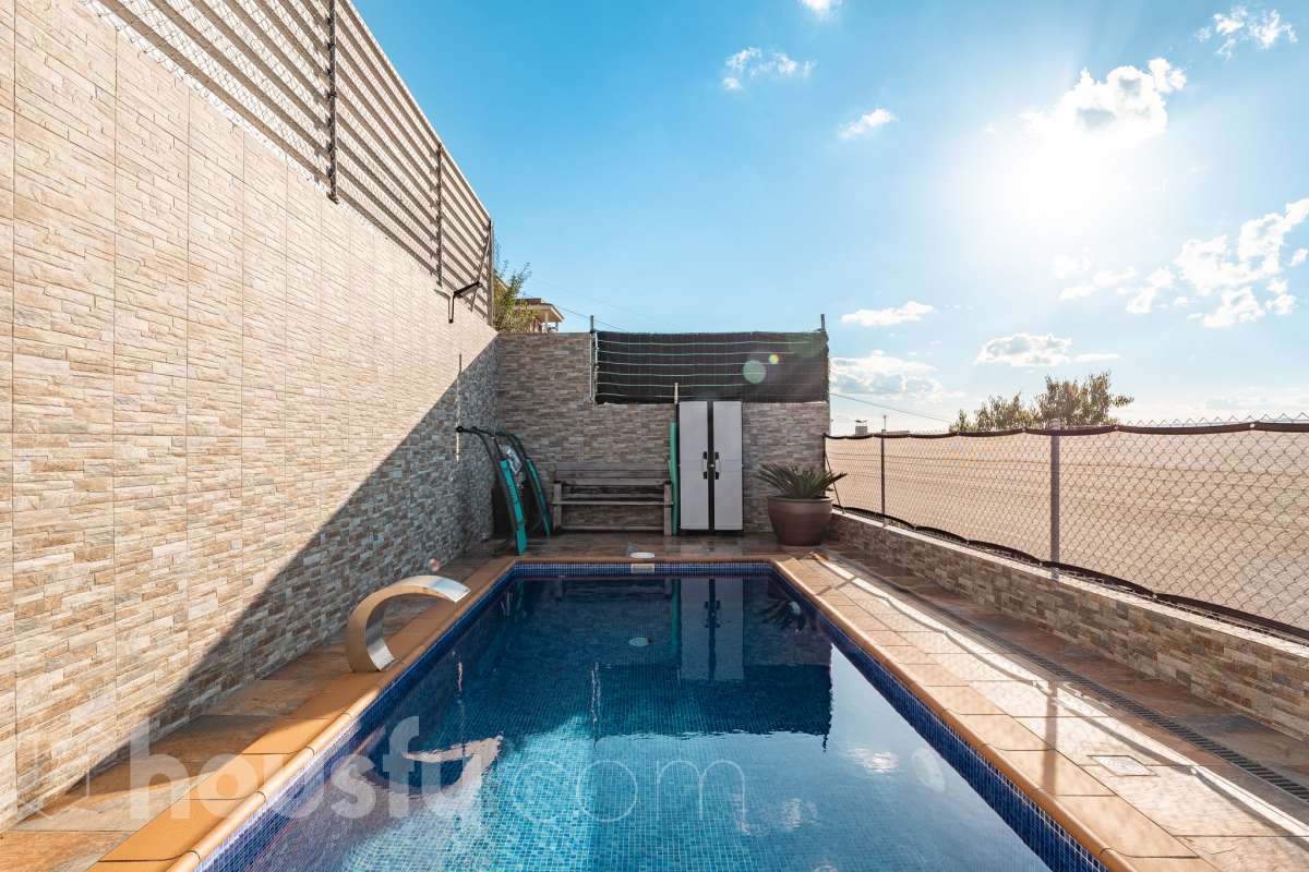 Housfy vende 🏡 amplia casa ubicada en Abrera, la cuál consta de 180 m2 verificados con la Dirección General de Catastro. Construido en el año: 2002. Distribución de estancias -Salón-comedor -4 Dormitorios -3 Baños -Cocina equipada Características específicas -Cédula de habitabilidad -Aire acondicionado -Trastero -Calefacción -Electrodomésticos -Gres/cerámica -Terraza -Piscina privada -Jardín privado -Chimenea -Lavadero -2 Plazas de garaje Zona y entorno Respecto a la ubicación, se sitúa en Abrera, municipio de Barcelona. Esta propiedad se encuentra cerca de transporte público. Aviso legal El precio de venta no incluye gastos de la compraventa como notaría, registro, impuestos, ni tampoco honorarios de agencia. Esta publicación no es vinculante. Consulta siempre la nota simple con Housfy antes de formalizar la compraventa. Sobre nosotros Housfy es la plataforma integral de servicios inmobiliarios. Nuestra combinación de expertos y tecnología pone al alcance de todo el mundo servicios cómodos, claros y seguros. AICAT número: 7922. Nos encargamos de la gestión y asesoramiento de la compra. ¡Olvídate de todo! Hacemos los trámites por ti. Y, si además necesitas financiación, ponemos a tu disposición un bróker hipotecario para ayudarte a conseguir las mejores condiciones para tu perfil económico. ¿Quieres visitarla? Contacta con Housfy y agenda tu visita sin compromiso. Más información en: housfy.com En cumplimiento de la Ley 8/2026 en Cataluña, el certificado de presencia o ausencia de amianto se encuentra en proceso de tramitación.-51