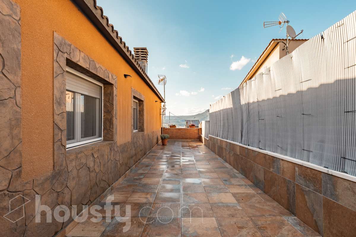 Housfy vende 🏡 amplia casa ubicada en Abrera, la cuál consta de 180 m2 verificados con la Dirección General de Catastro. Construido en el año: 2002. Distribución de estancias -Salón-comedor -4 Dormitorios -3 Baños -Cocina equipada Características específicas -Cédula de habitabilidad -Aire acondicionado -Trastero -Calefacción -Electrodomésticos -Gres/cerámica -Terraza -Piscina privada -Jardín privado -Chimenea -Lavadero -2 Plazas de garaje Zona y entorno Respecto a la ubicación, se sitúa en Abrera, municipio de Barcelona. Esta propiedad se encuentra cerca de transporte público. Aviso legal El precio de venta no incluye gastos de la compraventa como notaría, registro, impuestos, ni tampoco honorarios de agencia. Esta publicación no es vinculante. Consulta siempre la nota simple con Housfy antes de formalizar la compraventa. Sobre nosotros Housfy es la plataforma integral de servicios inmobiliarios. Nuestra combinación de expertos y tecnología pone al alcance de todo el mundo servicios cómodos, claros y seguros. AICAT número: 7922. Nos encargamos de la gestión y asesoramiento de la compra. ¡Olvídate de todo! Hacemos los trámites por ti. Y, si además necesitas financiación, ponemos a tu disposición un bróker hipotecario para ayudarte a conseguir las mejores condiciones para tu perfil económico. ¿Quieres visitarla? Contacta con Housfy y agenda tu visita sin compromiso. Más información en: housfy.com En cumplimiento de la Ley 8/2026 en Cataluña, el certificado de presencia o ausencia de amianto se encuentra en proceso de tramitación.-39
