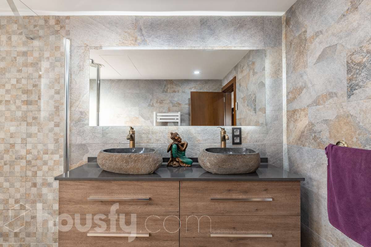 Housfy vende 🏡 amplia casa ubicada en Abrera, la cuál consta de 180 m2 verificados con la Dirección General de Catastro. Construido en el año: 2002. Distribución de estancias -Salón-comedor -4 Dormitorios -3 Baños -Cocina equipada Características específicas -Cédula de habitabilidad -Aire acondicionado -Trastero -Calefacción -Electrodomésticos -Gres/cerámica -Terraza -Piscina privada -Jardín privado -Chimenea -Lavadero -2 Plazas de garaje Zona y entorno Respecto a la ubicación, se sitúa en Abrera, municipio de Barcelona. Esta propiedad se encuentra cerca de transporte público. Aviso legal El precio de venta no incluye gastos de la compraventa como notaría, registro, impuestos, ni tampoco honorarios de agencia. Esta publicación no es vinculante. Consulta siempre la nota simple con Housfy antes de formalizar la compraventa. Sobre nosotros Housfy es la plataforma integral de servicios inmobiliarios. Nuestra combinación de expertos y tecnología pone al alcance de todo el mundo servicios cómodos, claros y seguros. AICAT número: 7922. Nos encargamos de la gestión y asesoramiento de la compra. ¡Olvídate de todo! Hacemos los trámites por ti. Y, si además necesitas financiación, ponemos a tu disposición un bróker hipotecario para ayudarte a conseguir las mejores condiciones para tu perfil económico. ¿Quieres visitarla? Contacta con Housfy y agenda tu visita sin compromiso. Más información en: housfy.com En cumplimiento de la Ley 8/2026 en Cataluña, el certificado de presencia o ausencia de amianto se encuentra en proceso de tramitación.-33